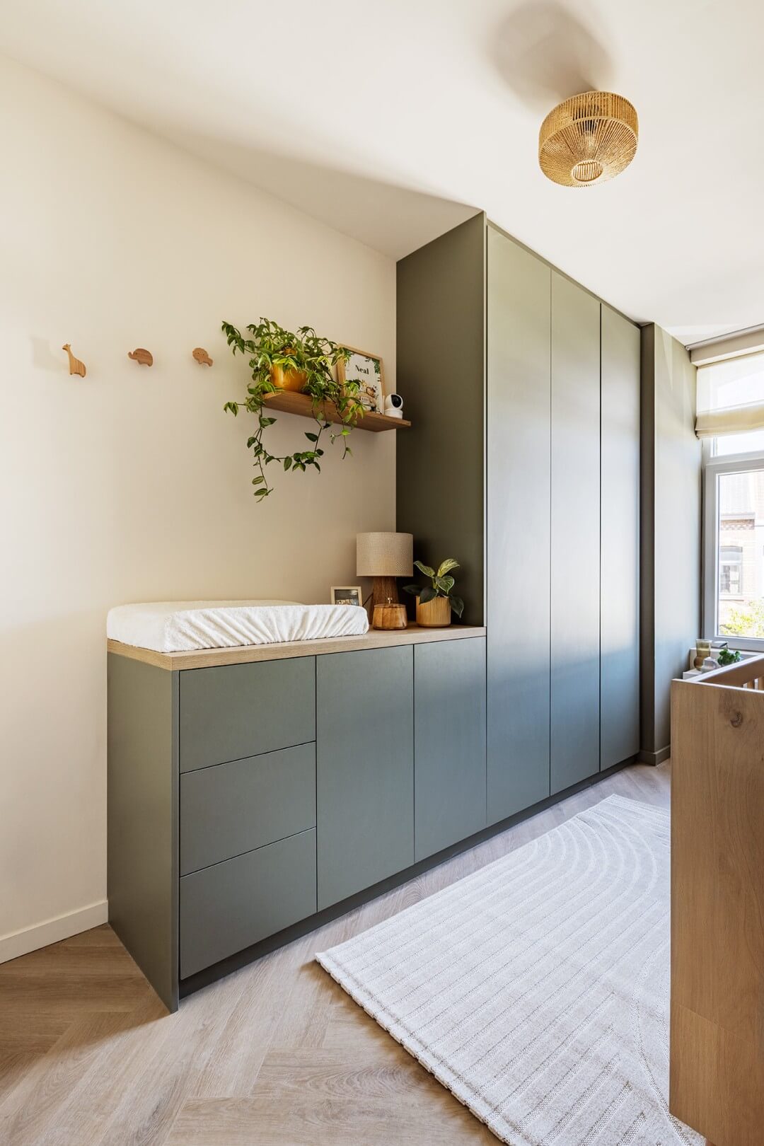 Deelnemers Kessel VTM programma Huis Gemaakt kinderkamer dressingkast hoog laag wandcombinatie in Green Shadow met lage dressoirkast verschoontafel 
