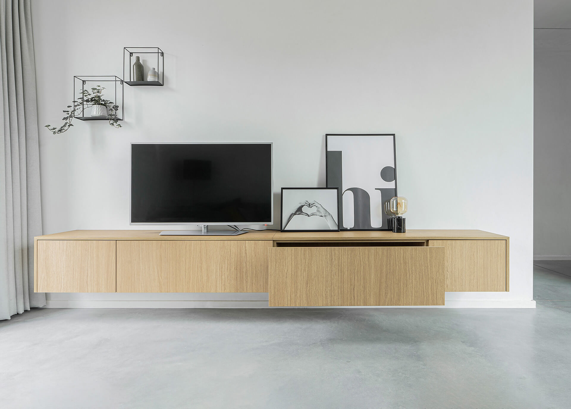 Floating TV cabinet in oak Essential Oak Natural from maatkastenonline