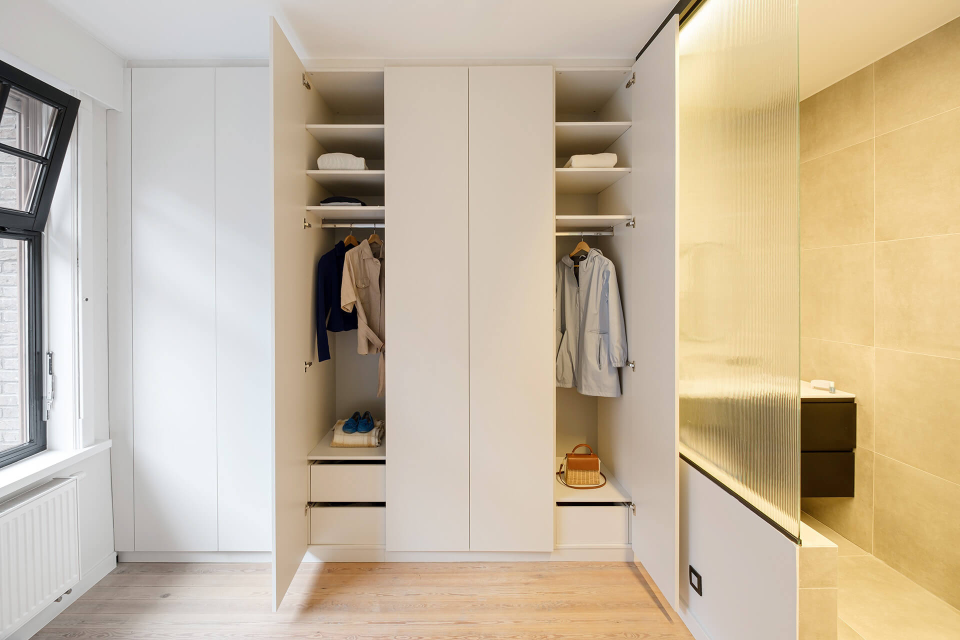 Ingebouwde kledingkast in de slaapkamer van Maatkasten Online