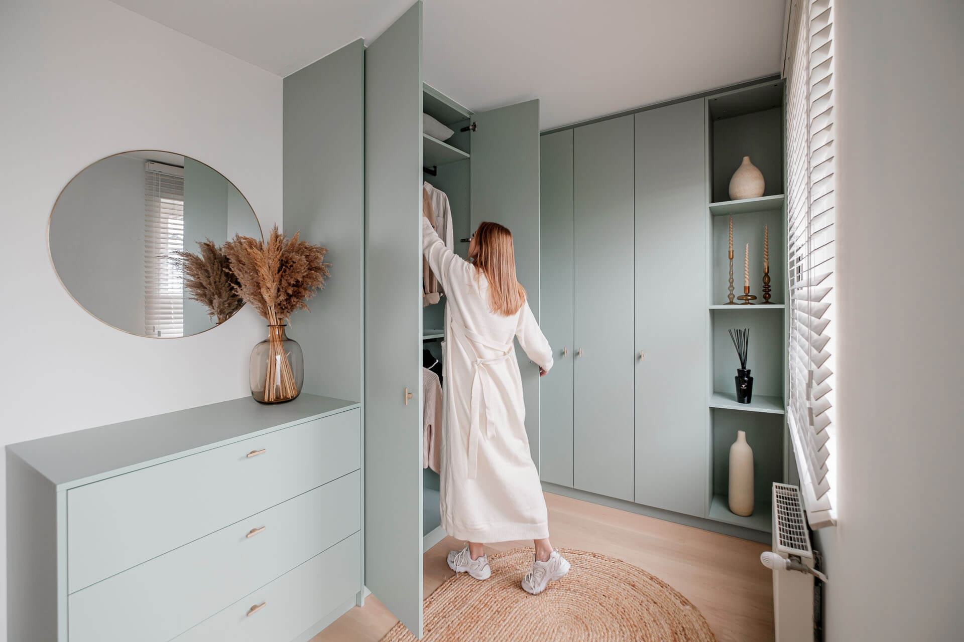 Made-to-measure corner wardrobe in Industrial Green