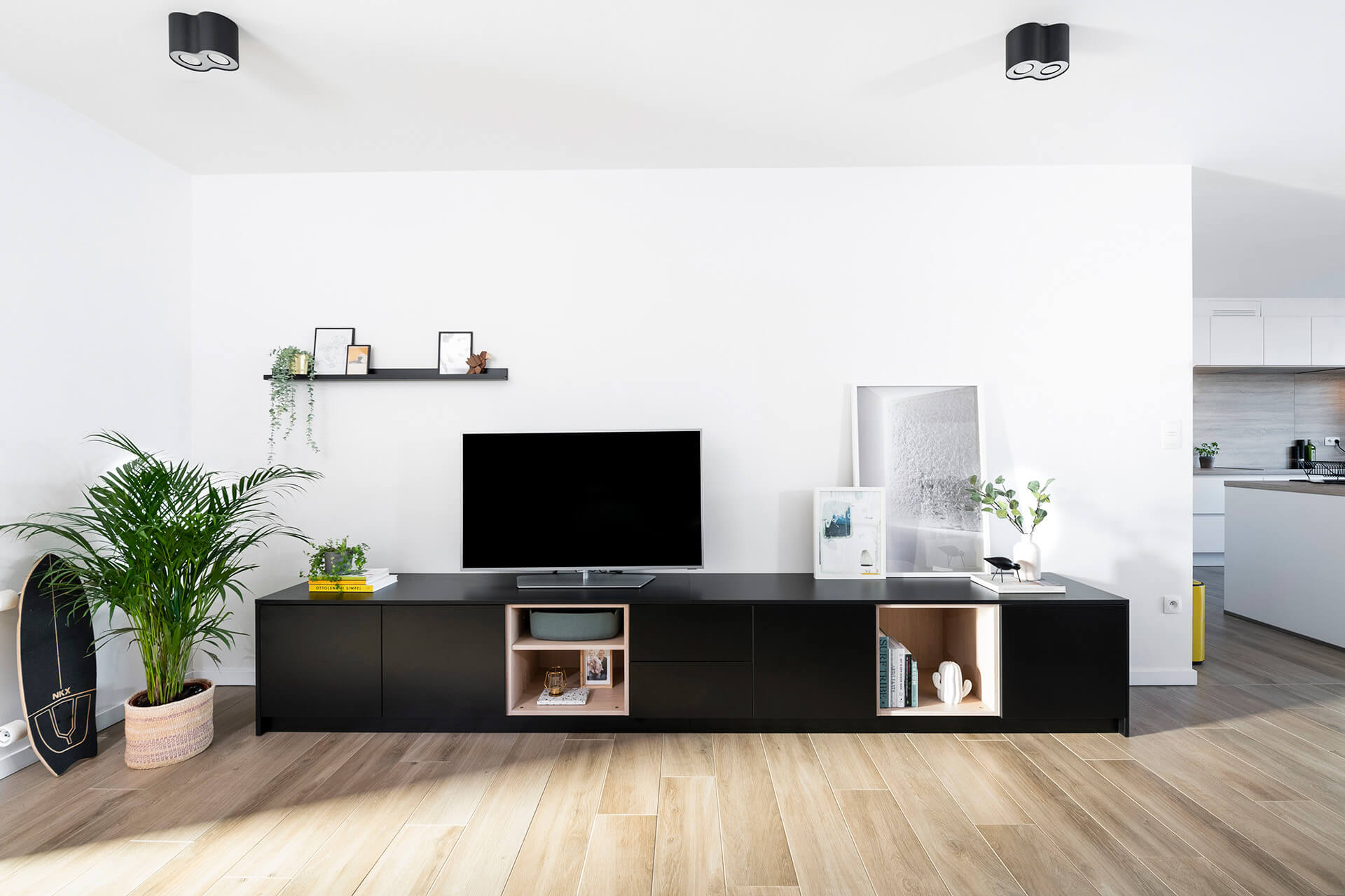 Meuble TV sur mesure dans les couleurs Diamond Black et Pearl Oak