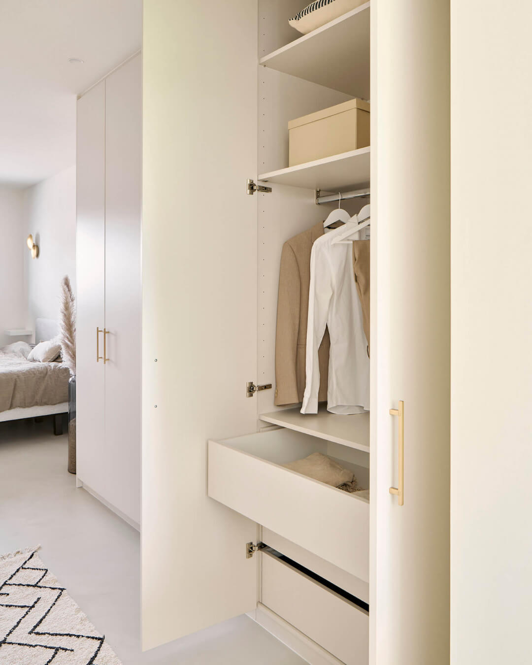 Kledingkast op maat in de kleur Seashell, met Diamond handgrepen in messing