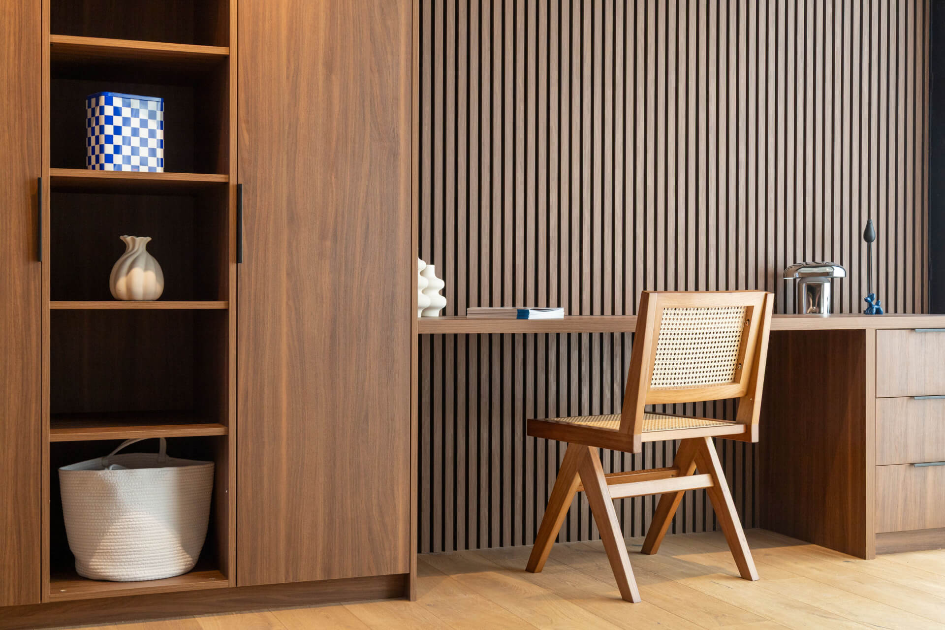 Obergkast met bureau en commode in Lorenzo Walnut met akoestische wandpanelen in Walnut Oak die perfect op elkaar inspelen