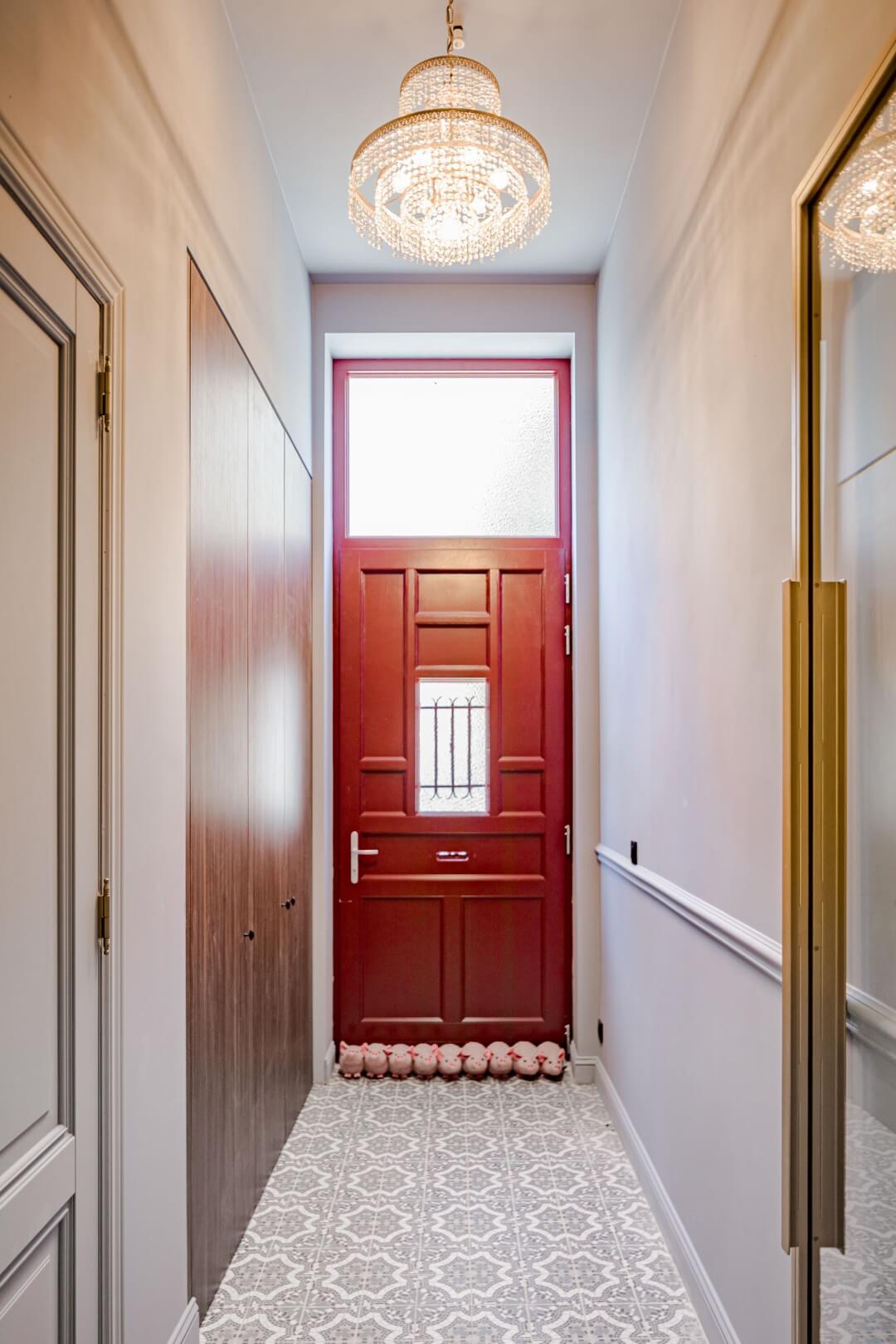 VTM programma Huis Gemaakt afwerkingsfase inkomhal Aalst rode voordeur vestiarekast maatkast ingebouwd links in Lorenzo Walnut