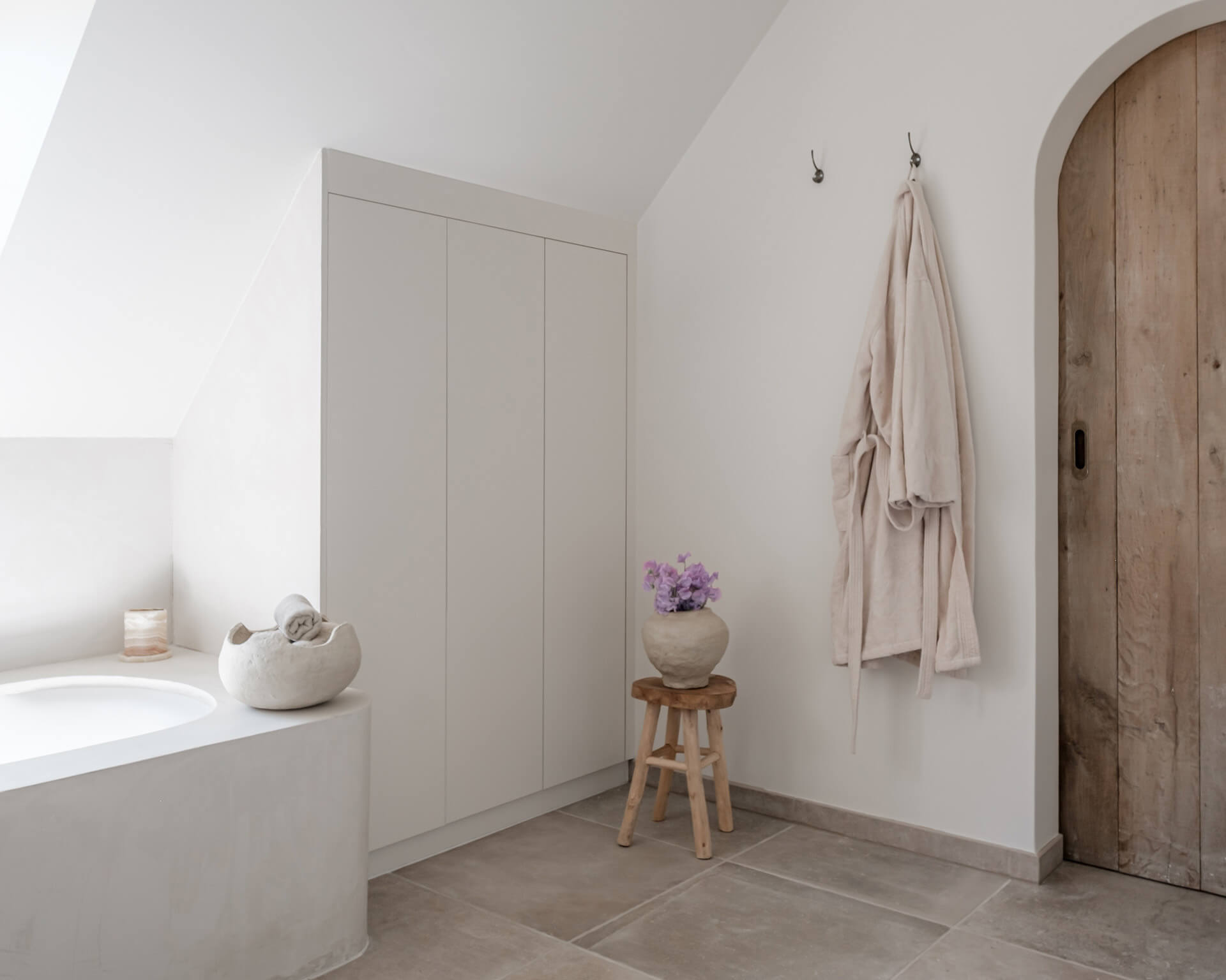 Custom storage cabinets in a bathroom from Maatkasten Online.