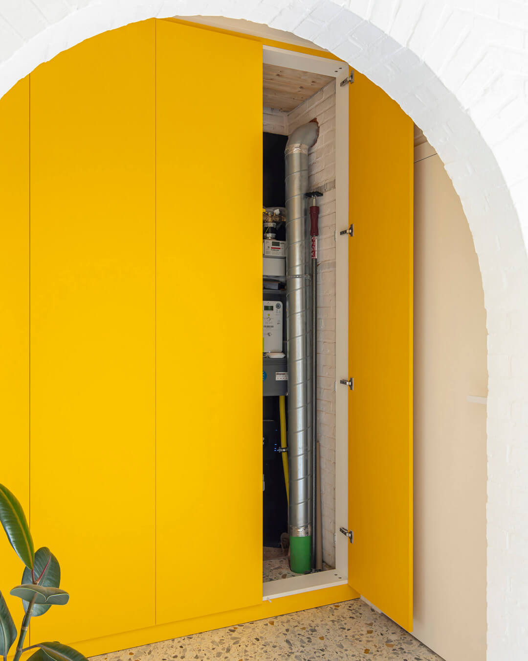 Inloopkast met technische kast in MDF geel geschilderd
