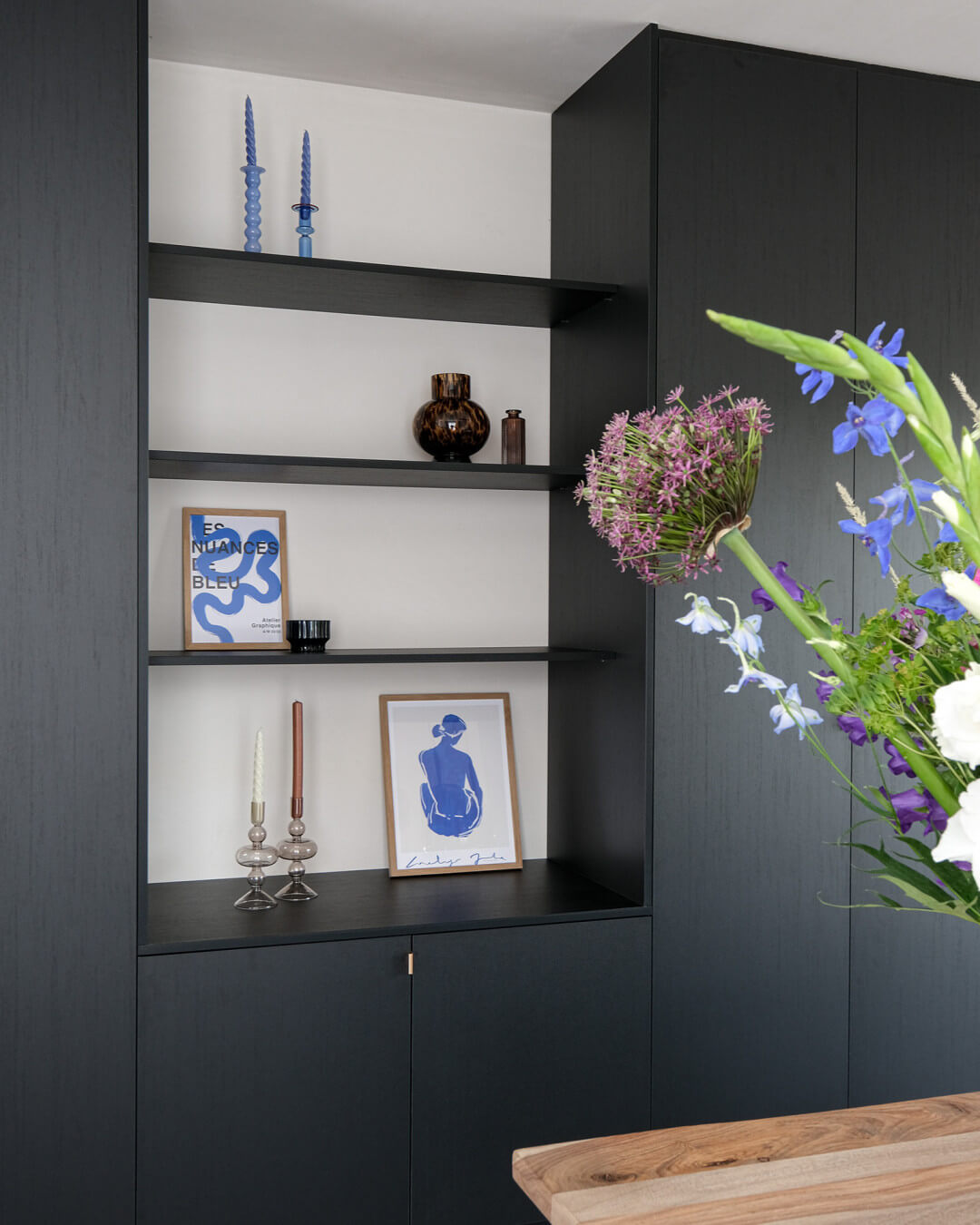 Wandkasten met zwarte houtstructuur van Maatkasten Online