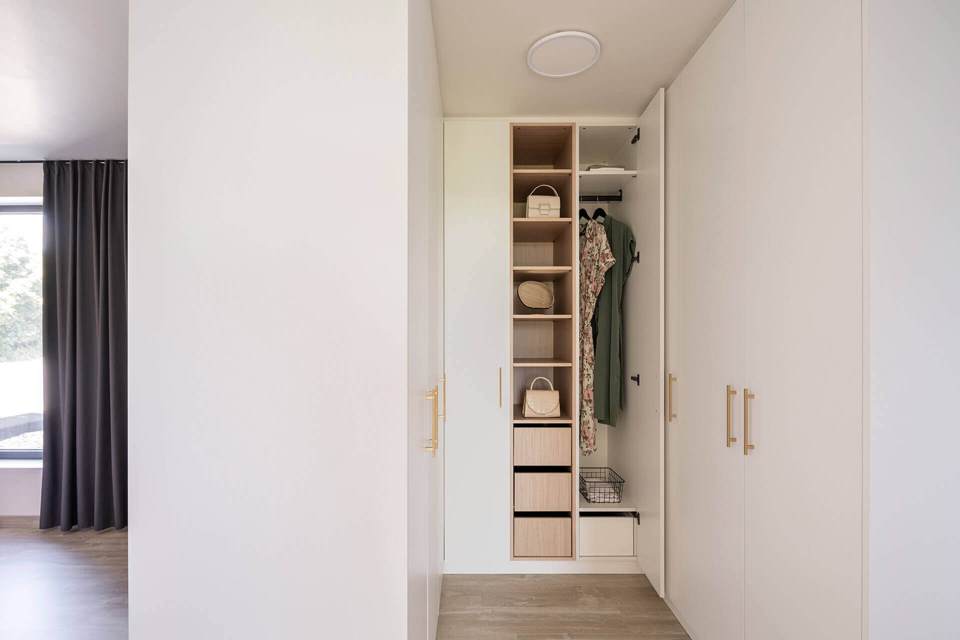 U-shaped dressing with Diamond brass handles in the bedroom