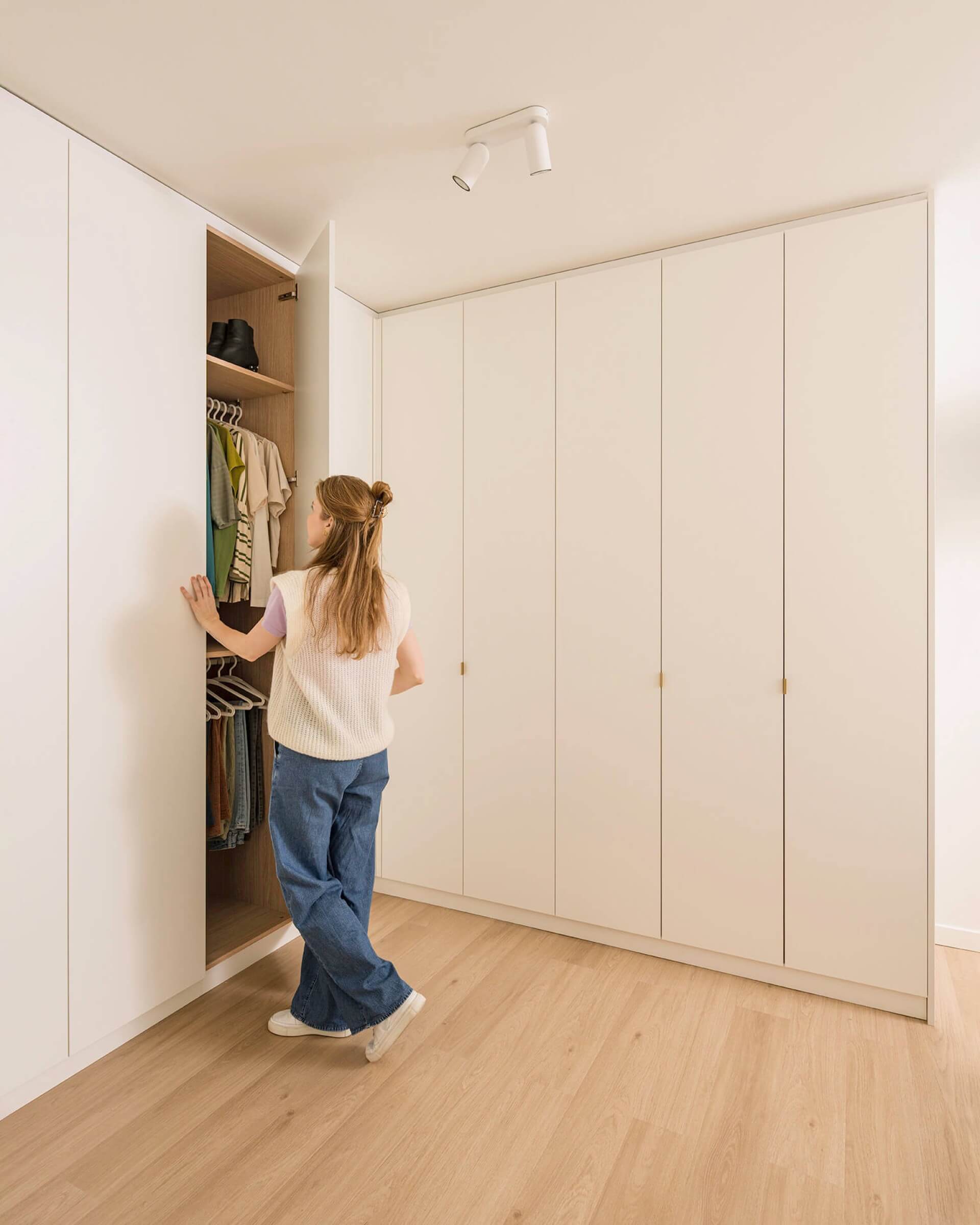 slow fashion expert Eline Rey voor haar inloopkast op maat gemaakt door Maatkasten Online