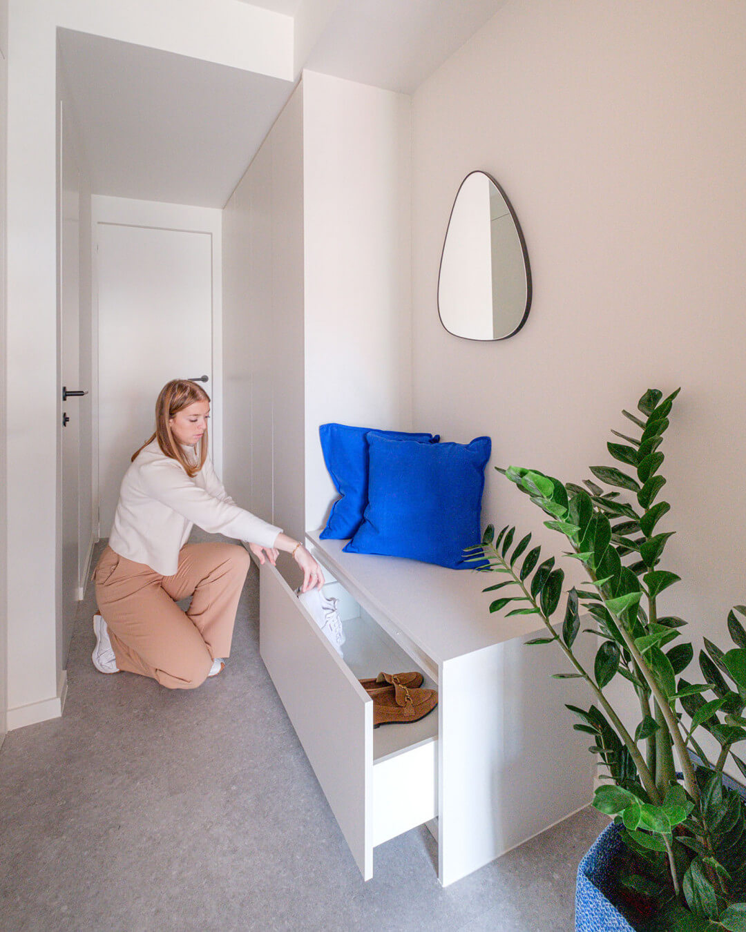 Inkomhal met een vestiairekast met zitbank op maat in het Sundae huis 2