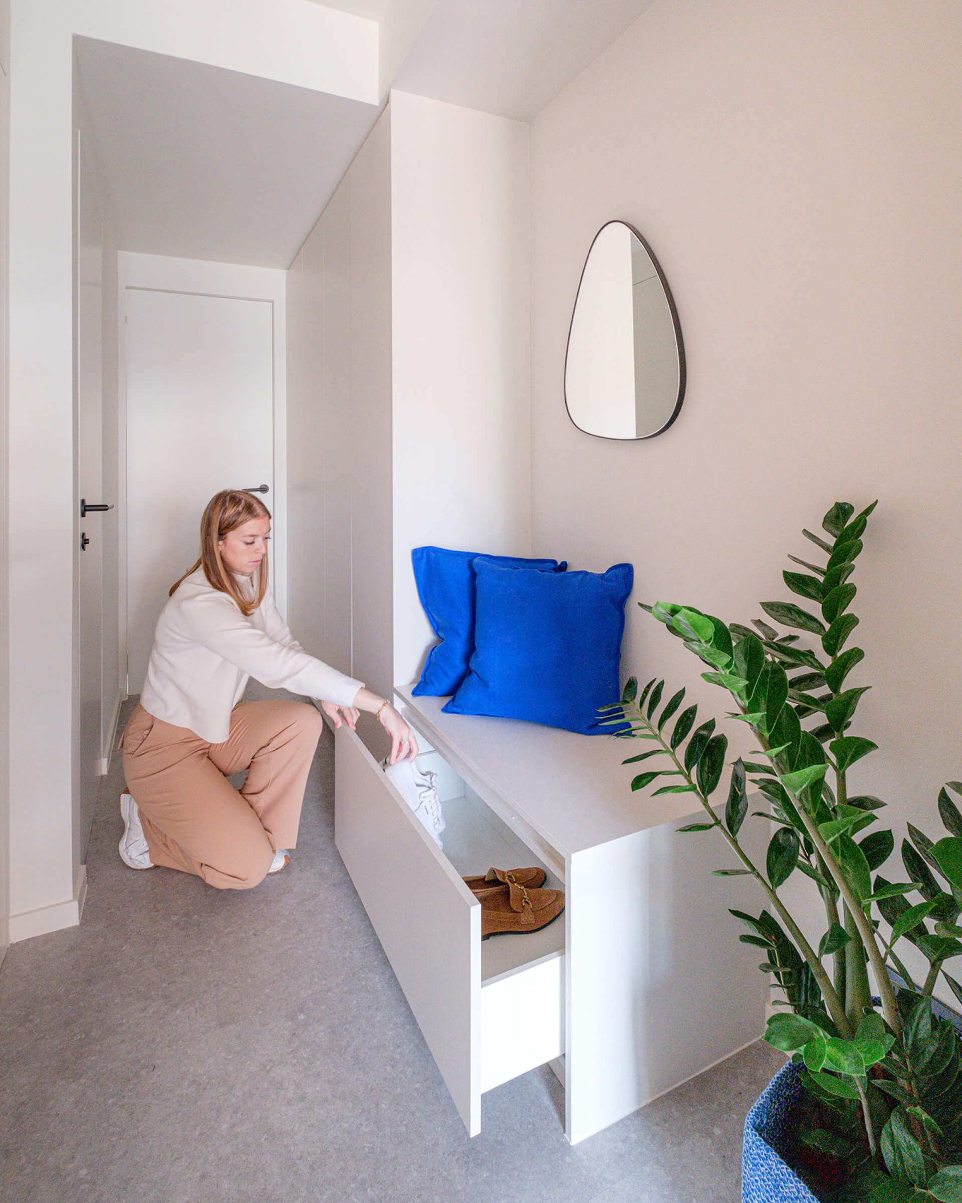 High-low wall combination with bench in entrance hall