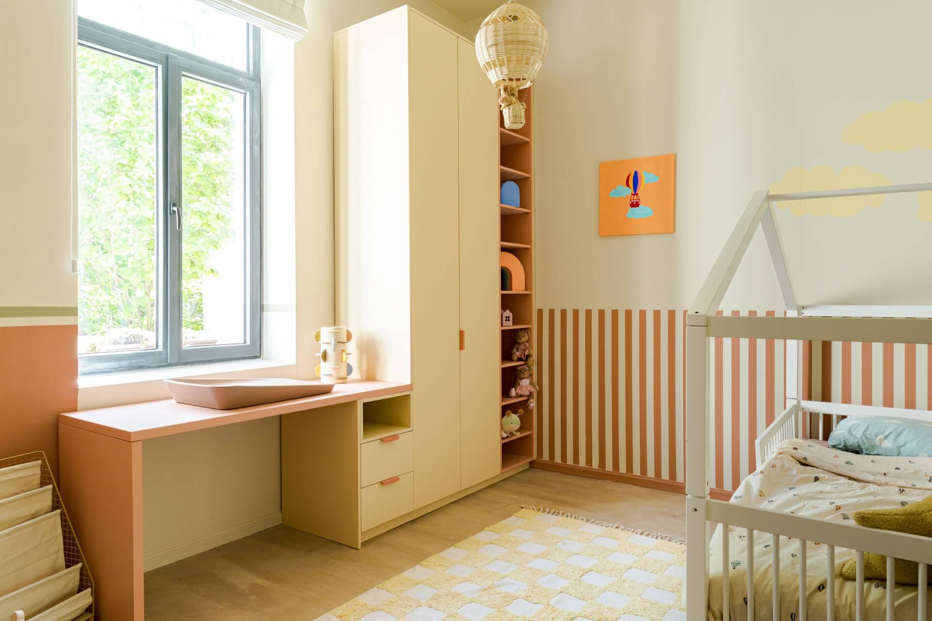 Sunset opbergkast op maat met bureaukast in Dusty Coral en Tonton roze handgrepen