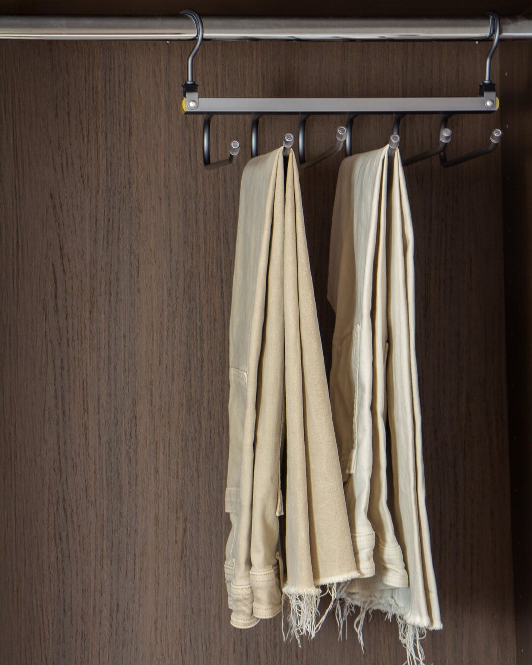 Trouser hanger in a customised wardrobe from Maatkasten Online