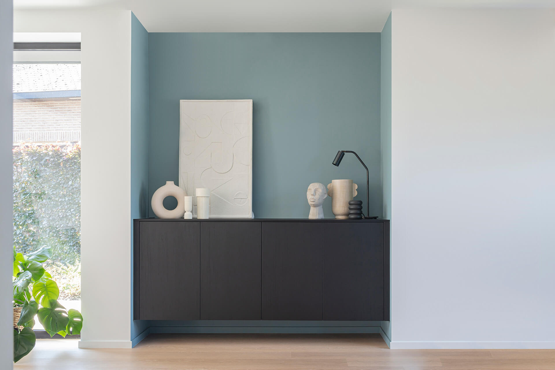 Commode flottante sur mesure en noir élégant, dans le salon de Maatkasten Online