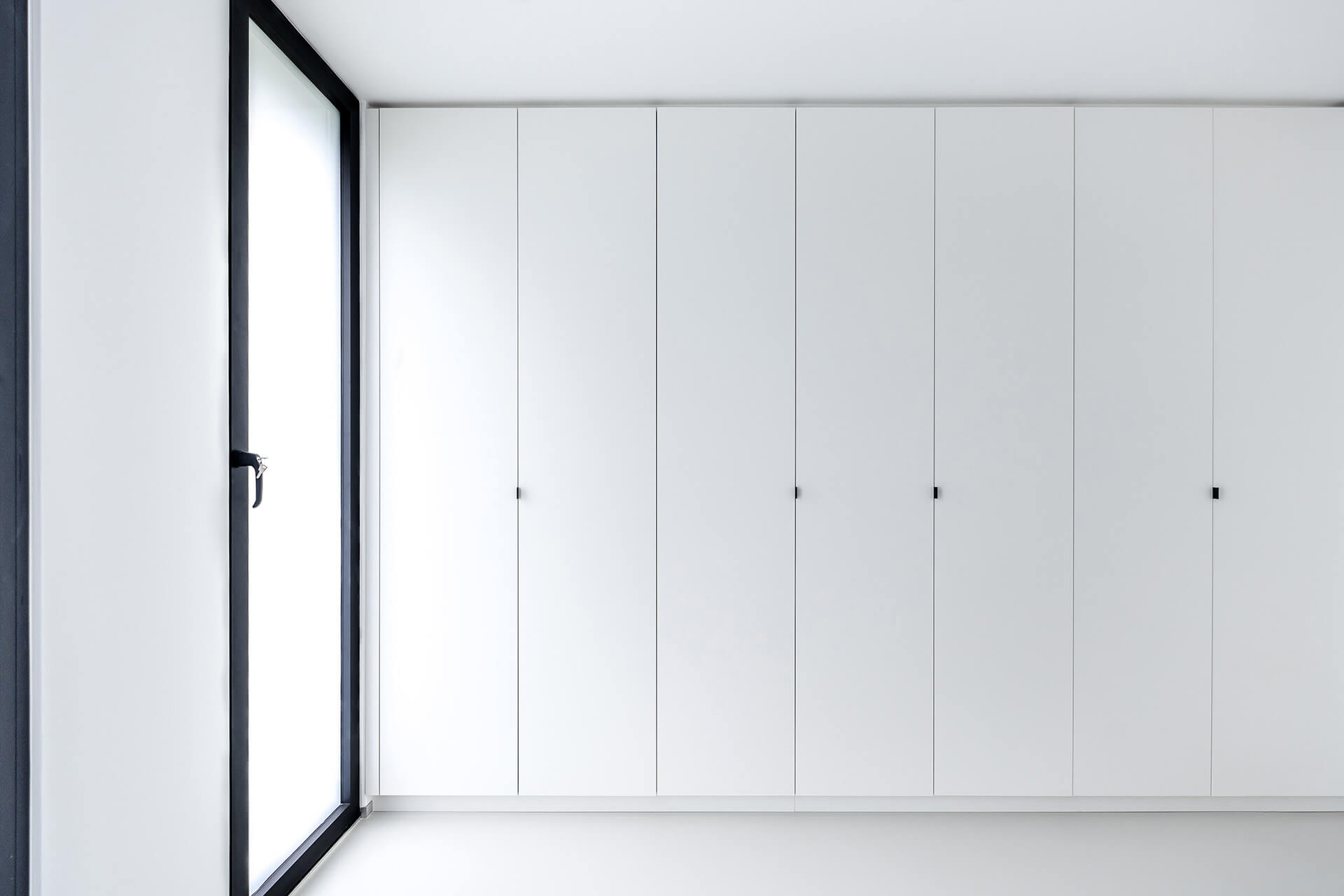 Armoires de rangement sur mesure avec armoire cacher technique