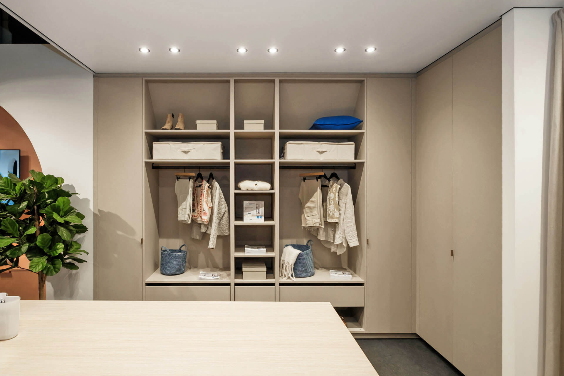 Kledingkast in een hoek op de beursstand van Maatkasten Online