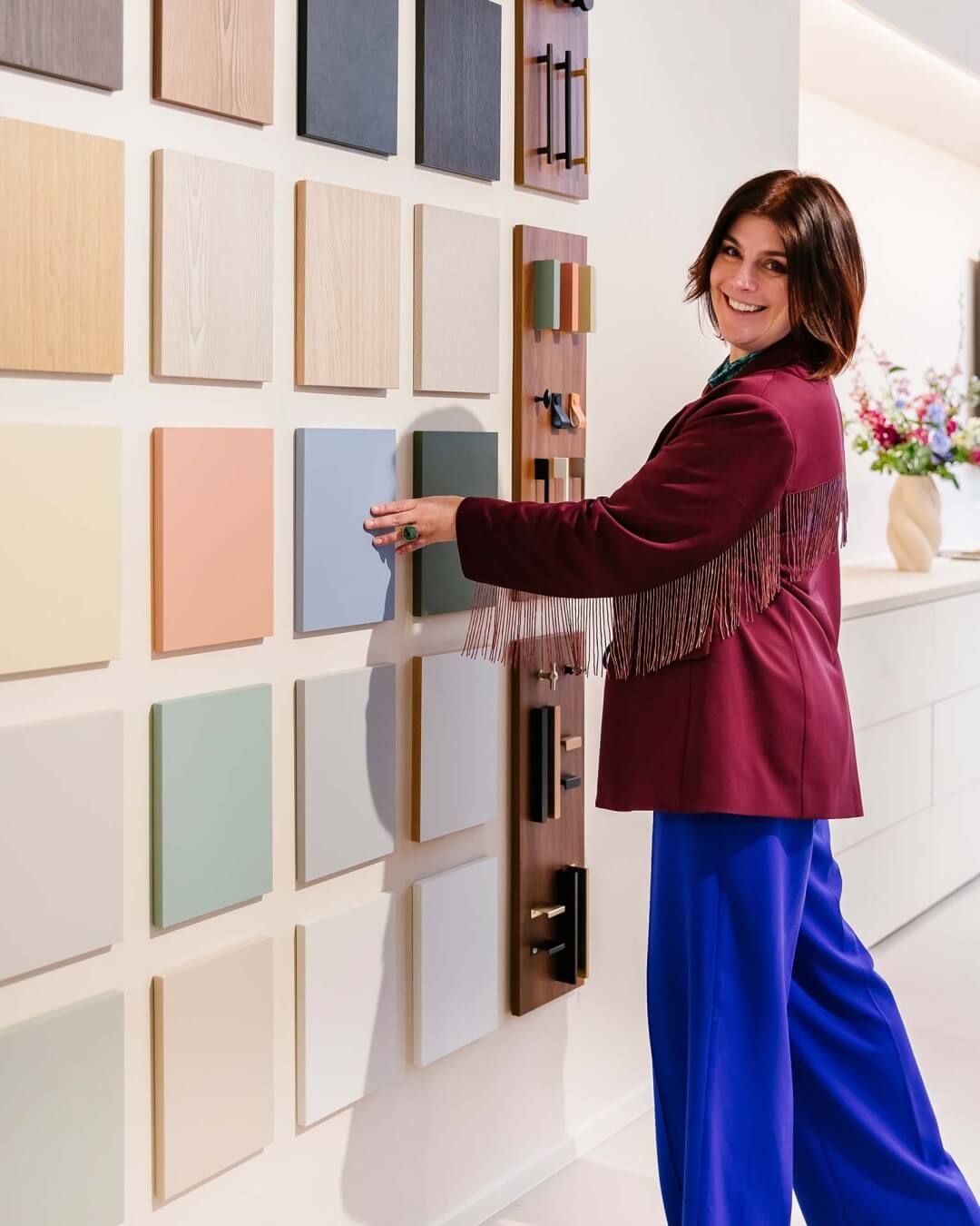 Kelly Claessens in de showroom van Maatkasten Online in Antwerpen