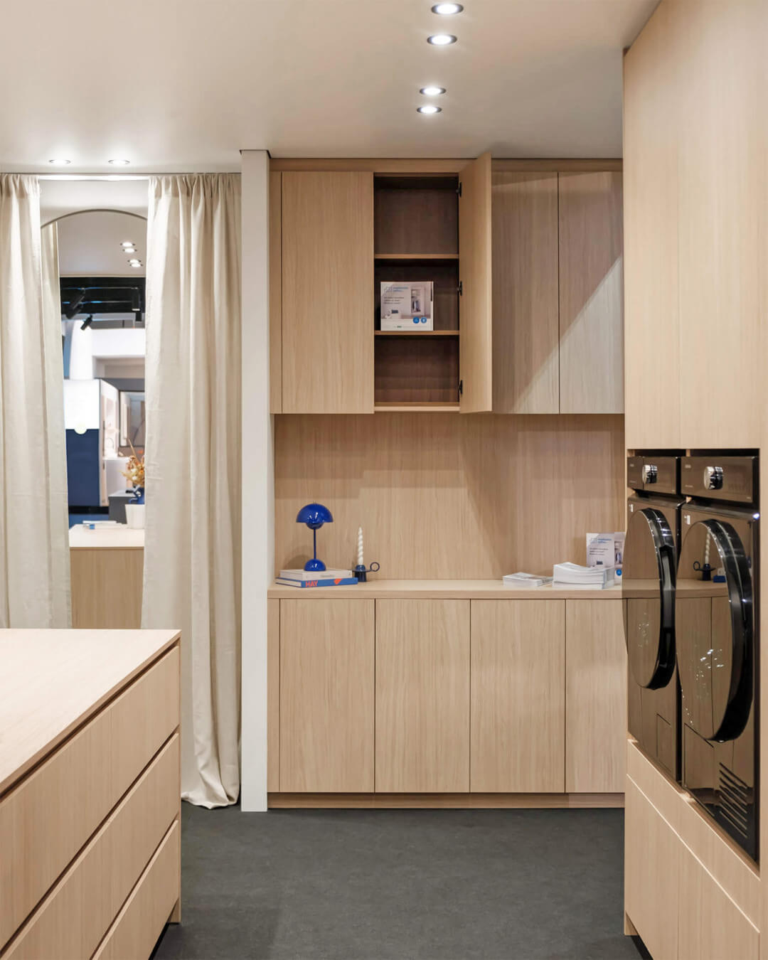 Plafondkast en commodekast op maat op de beursstand van Maatkasten Online, tijdens BIS 2024