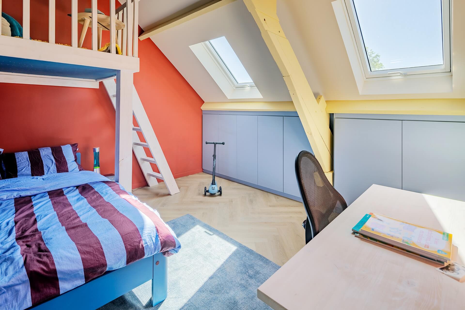 Maatkast onder schuin dak in zolderkamer in Kessel uit het tv-programma huis Gemaakt bij VTM
