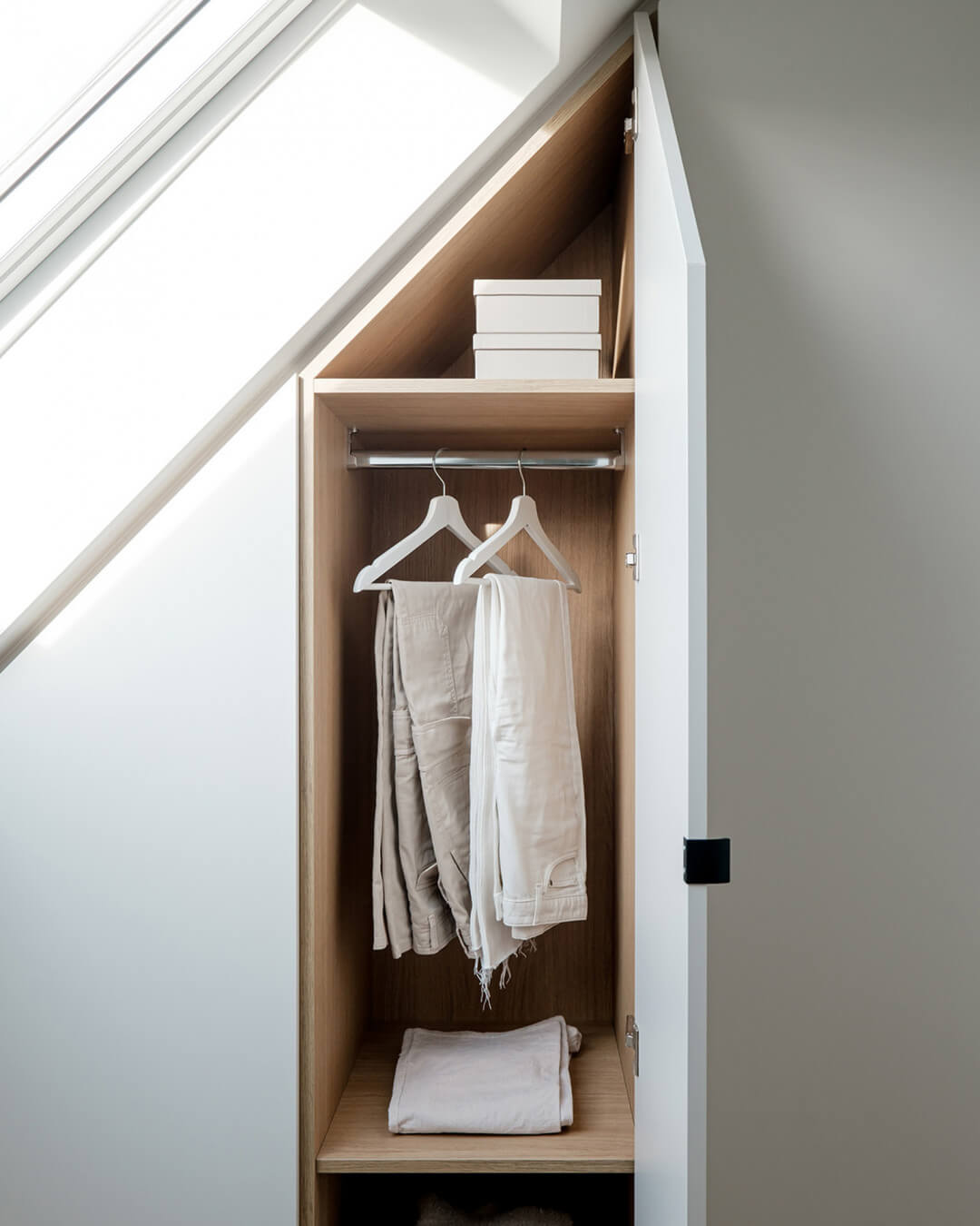 Maatkast in Seashell met een Essential Oak binnenzijde