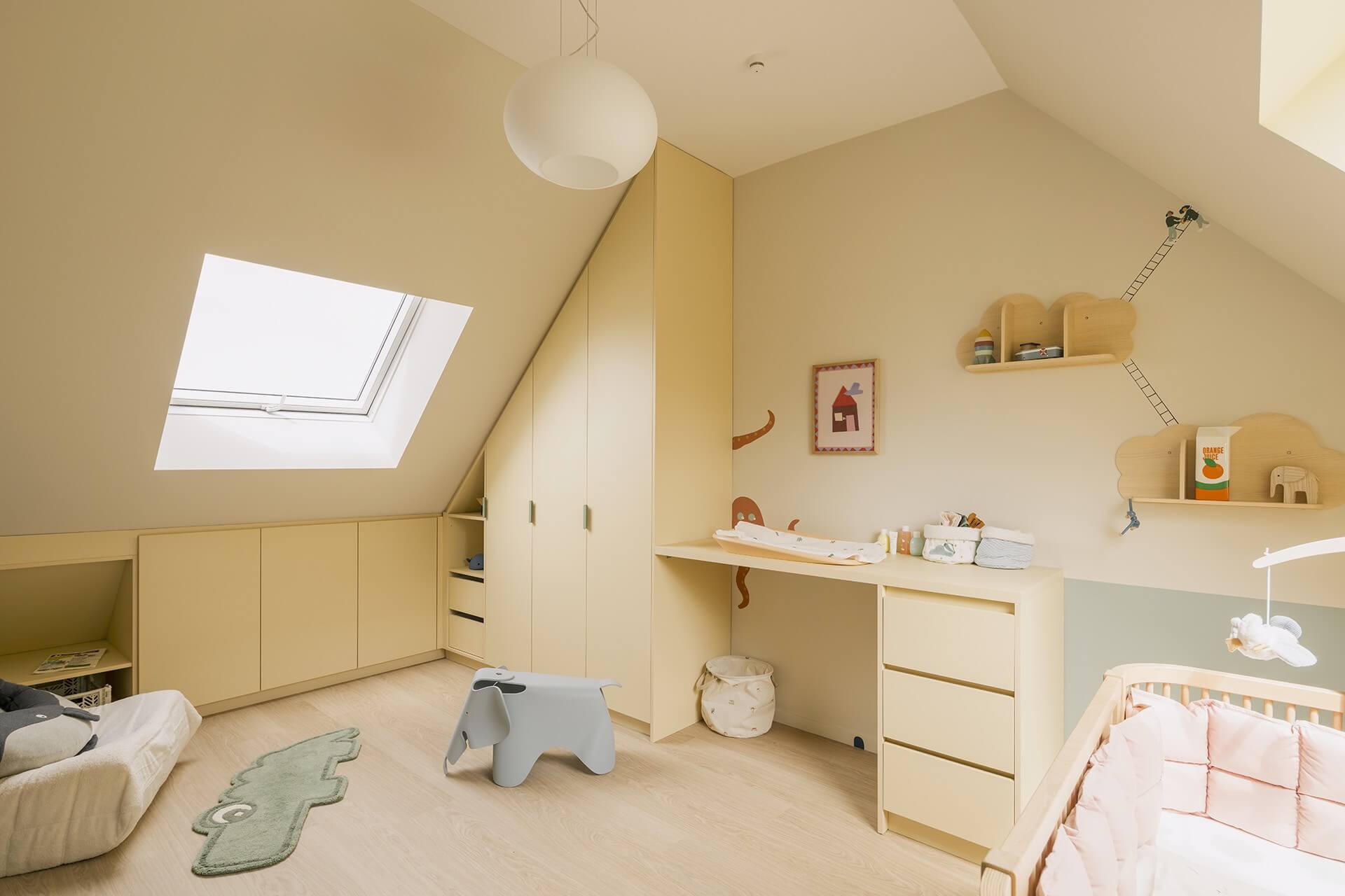 Kinderkamer met hoekkast onder een schuin dak in Sunset