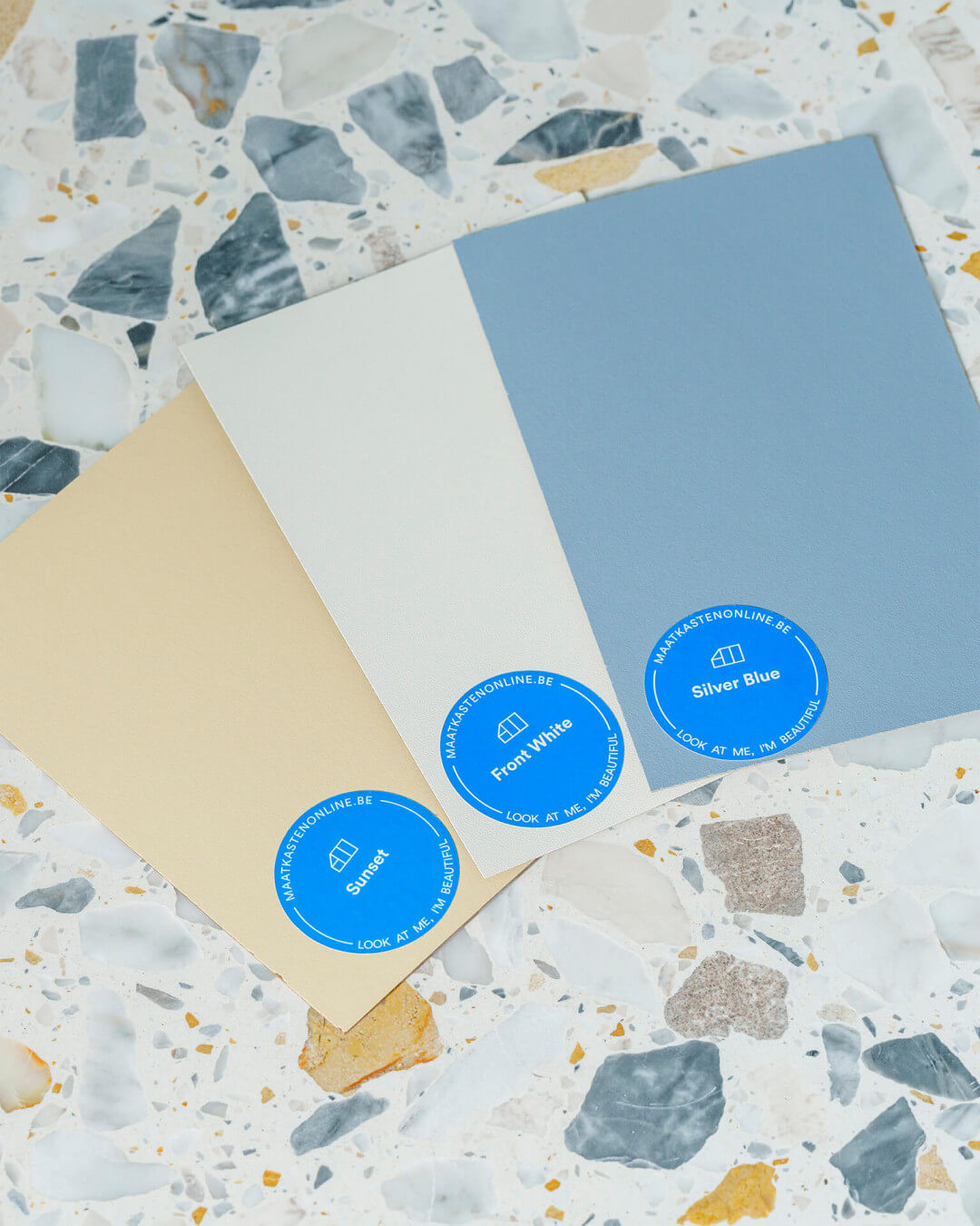 Des échantillons personnalisés pour votre garde-robe sur un sol en tarrazzo