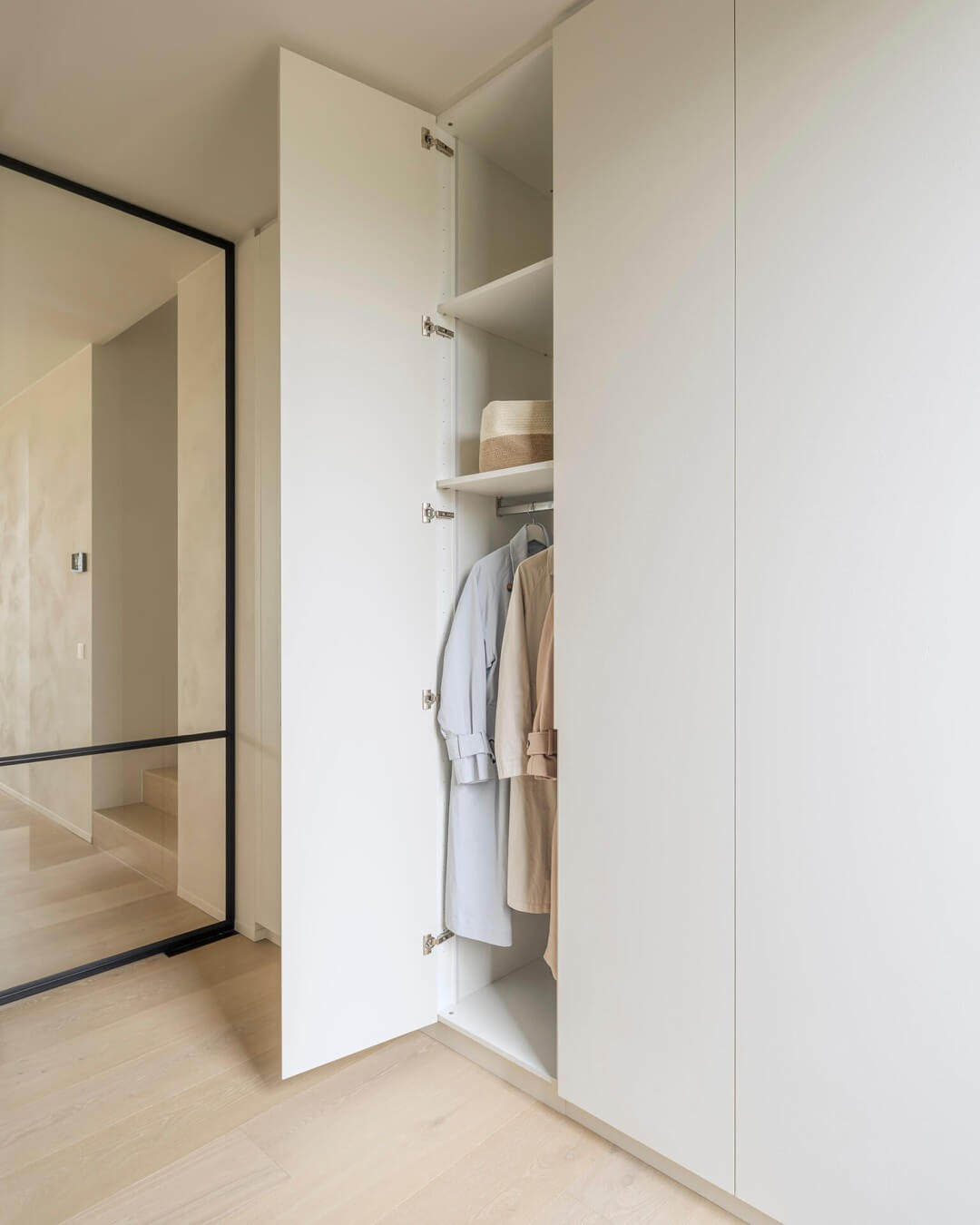 Vestia dans une maison à caractère minimaliste équipée d'une peinture texturée 