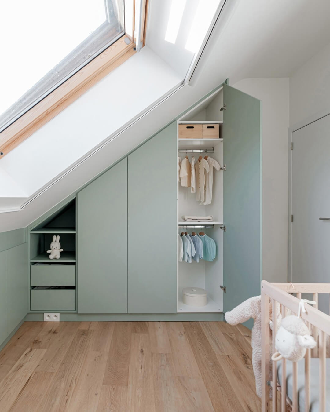 Hoekkast op maat in kinderkamer in Industrial Green