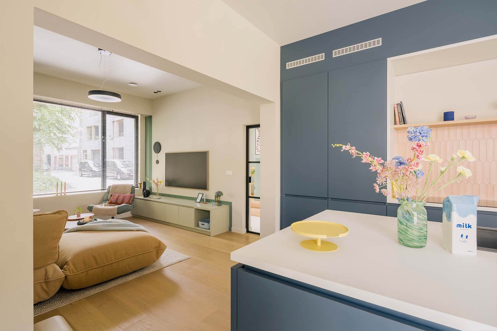 Woonkamer met tv meubel op maat geplaatst door deelnemers van het VTM programma Huis Gemaakt