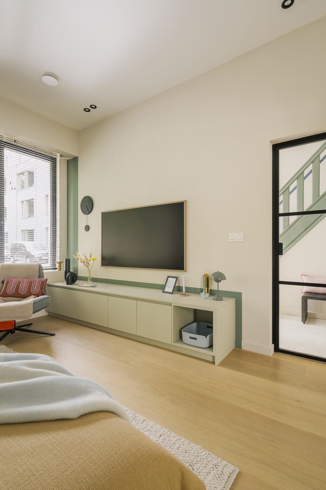tv kast op maat in de groene kleur Natural Sage in een lichtrijke woonkamer