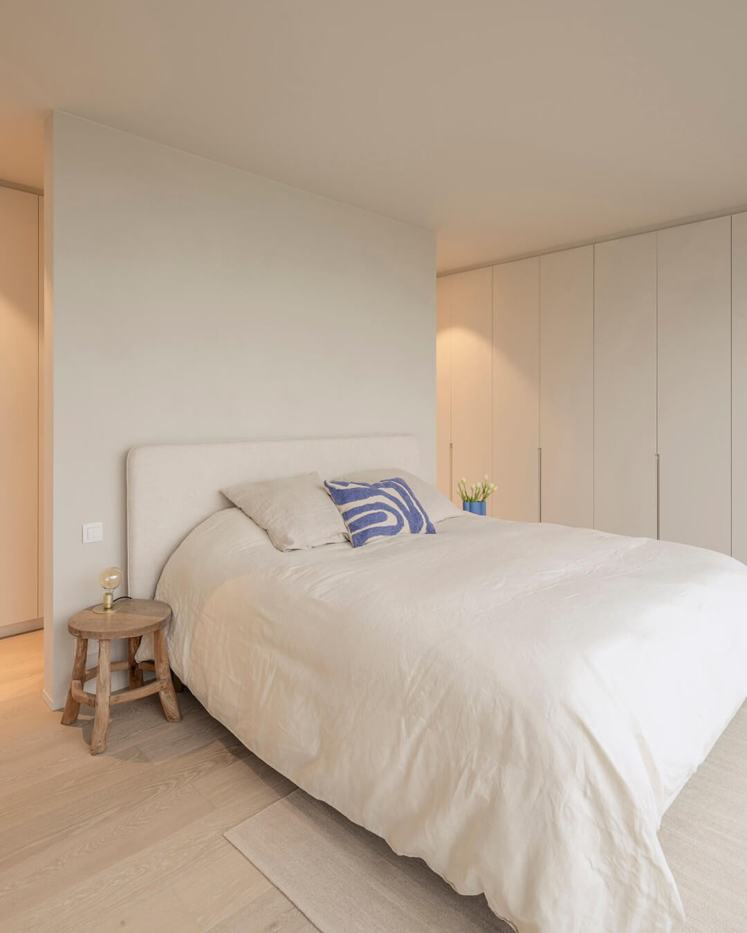Chambre à coucher dans un intérieur minimaliste
