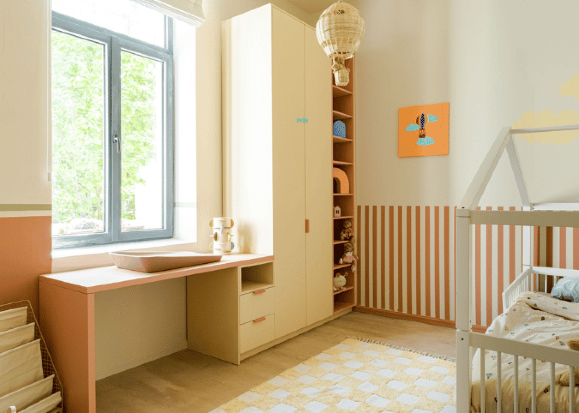 Opbergkast op maat in Sunset en Dusty Coral in een kinderkamer, met deuren, laden en een open boekenkast aan de zijkant