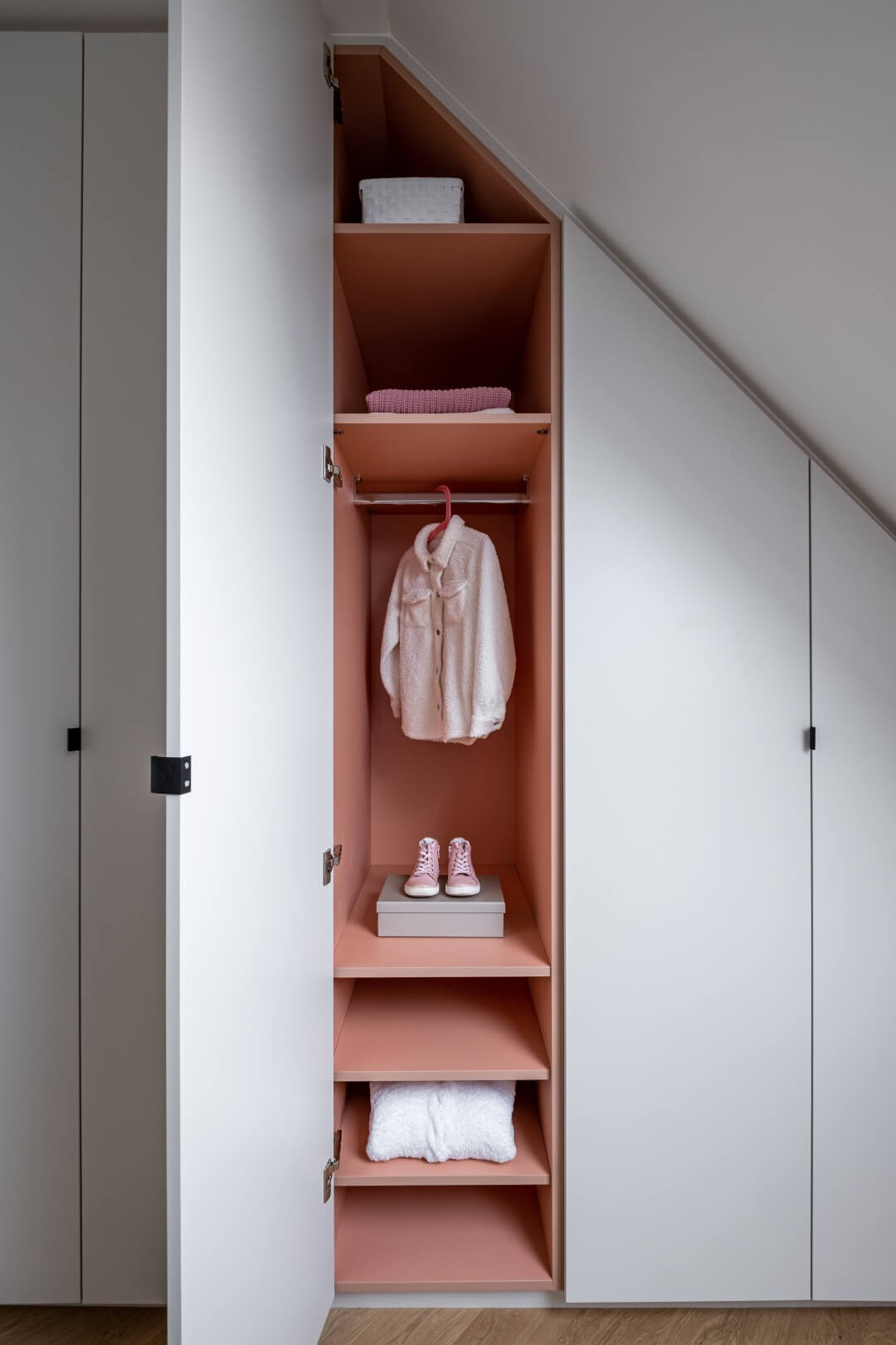 Front White kast in kinderkamer met Dusty Coral binnenkant