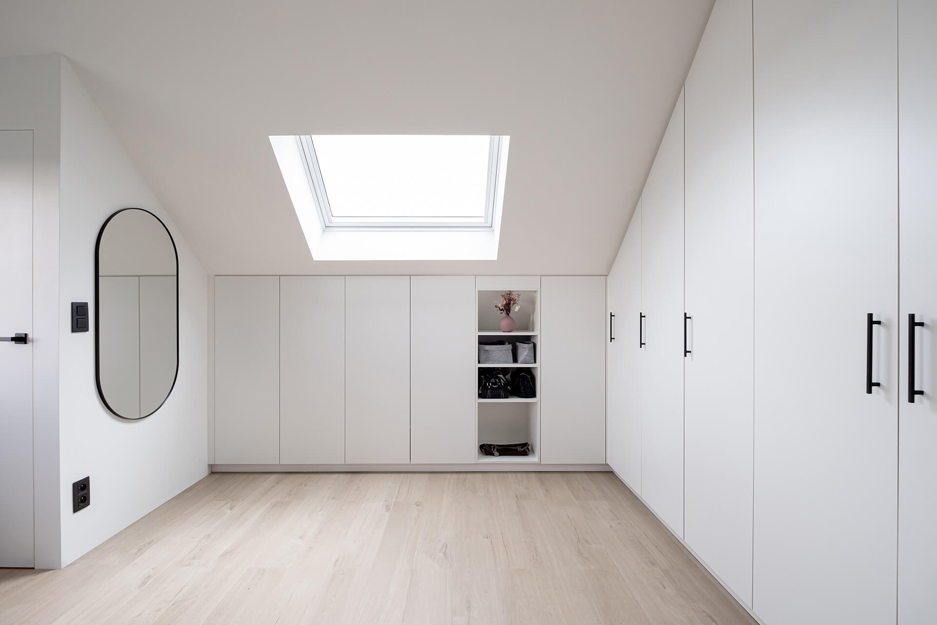 Dressing d'angle sur mesure pour les combles sous un toit en pente