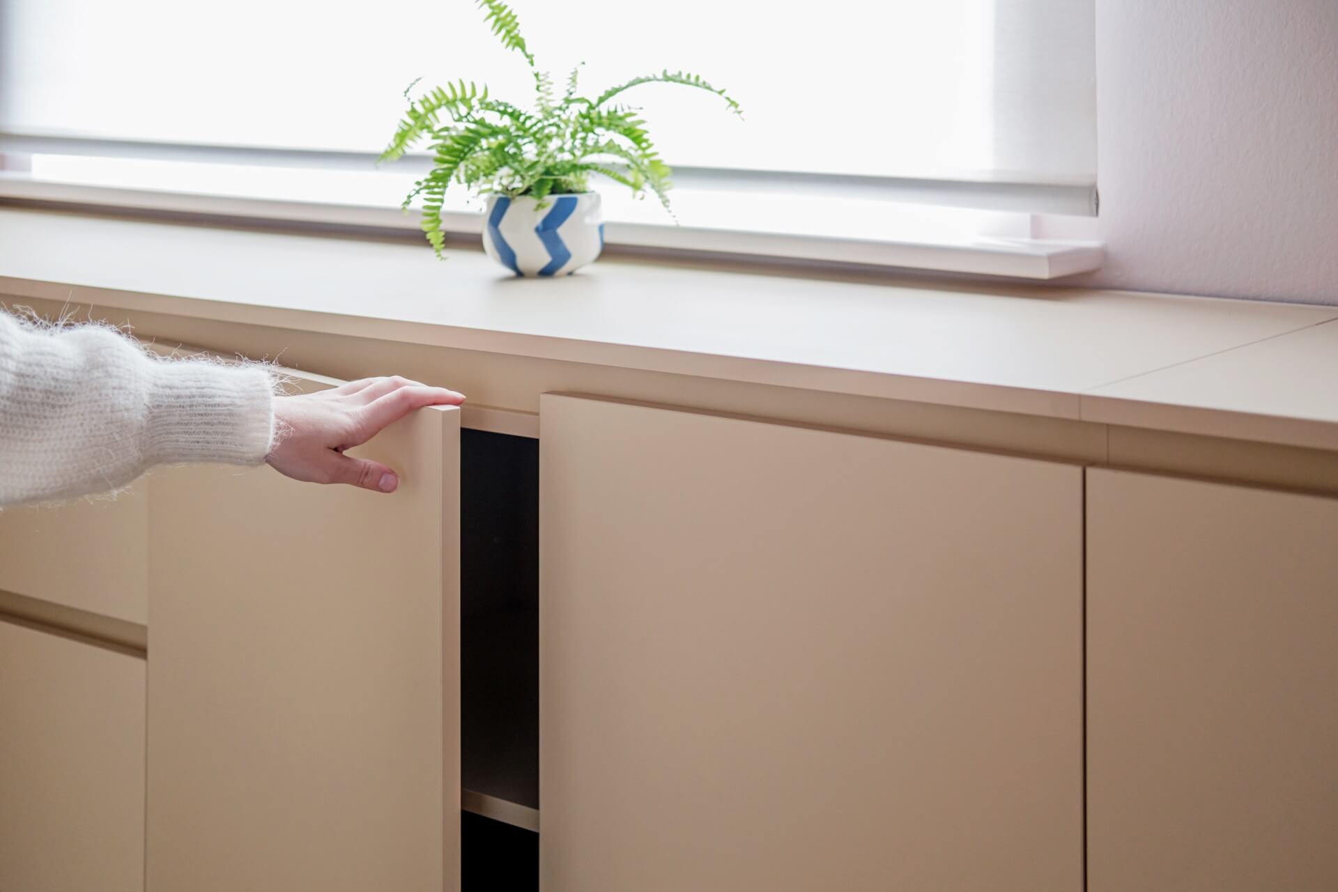 Greeplijst deuren openen van een maatkast commode in de kleur Sunset