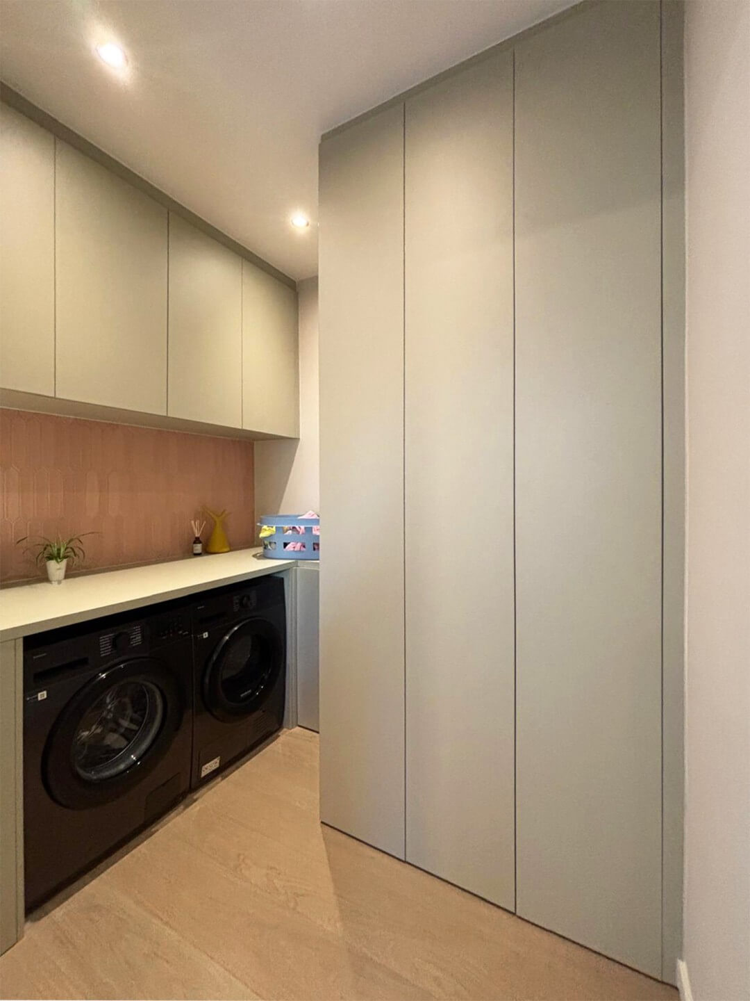 Opbergkast, wasmachinekast en hangkast op maat alle drie in Natural Sage 