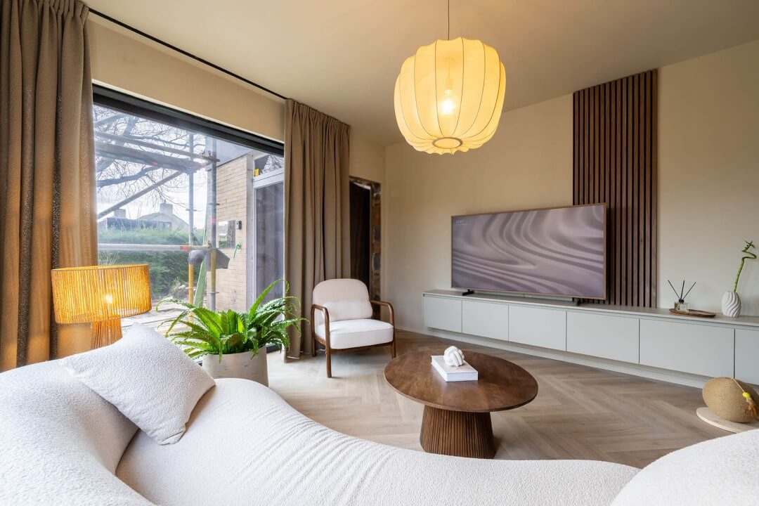 Woonkamer met op maat gemaakt zwevend tv meubel in de zachtgrijze kleurtint Turtle Grey