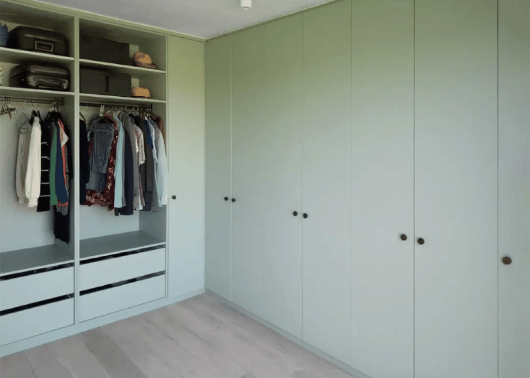 Industrial Green hoekkast met button handgrepen