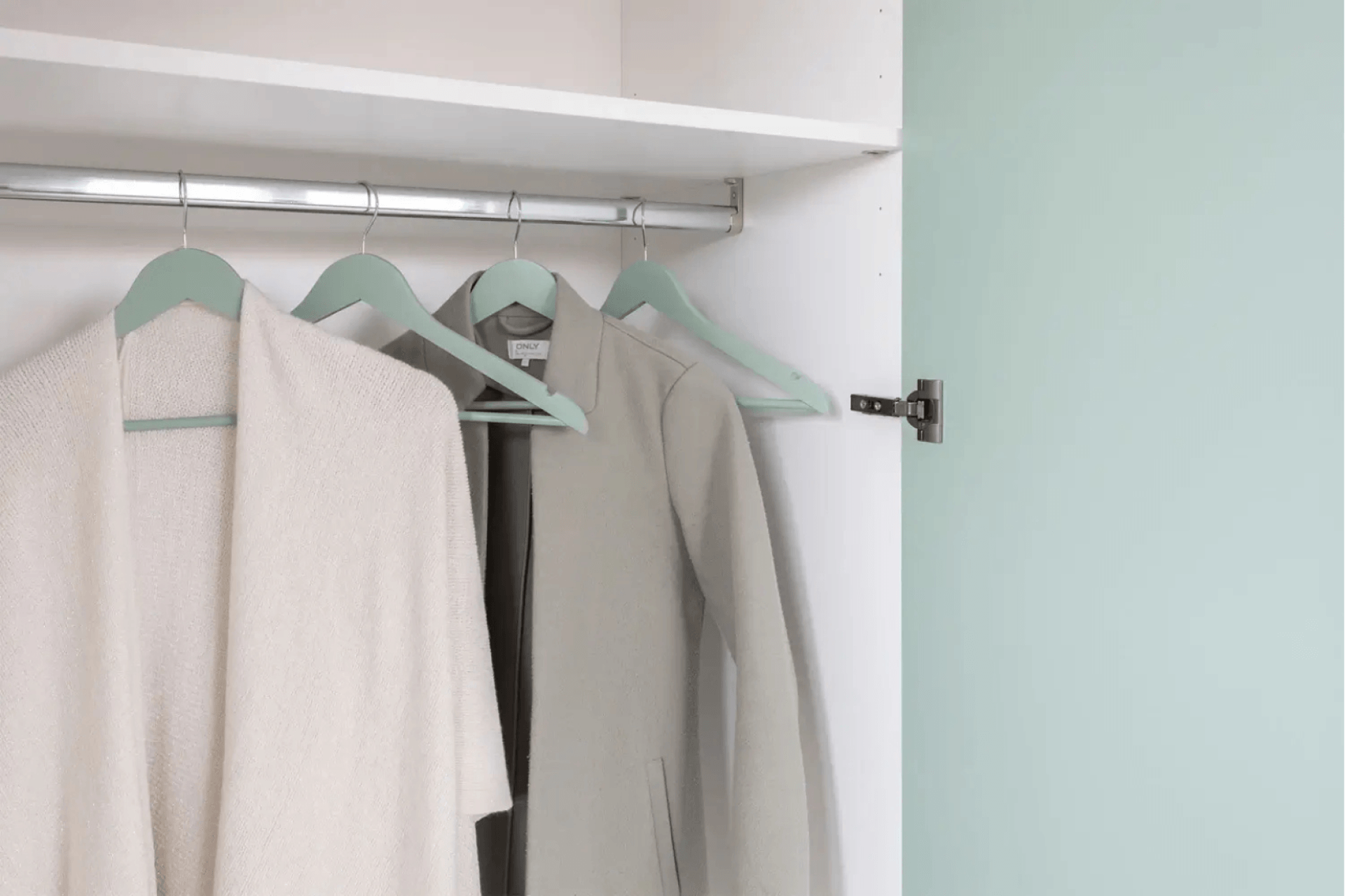 Maatkasten Online pastelgroene kledinghangers in Industrial green