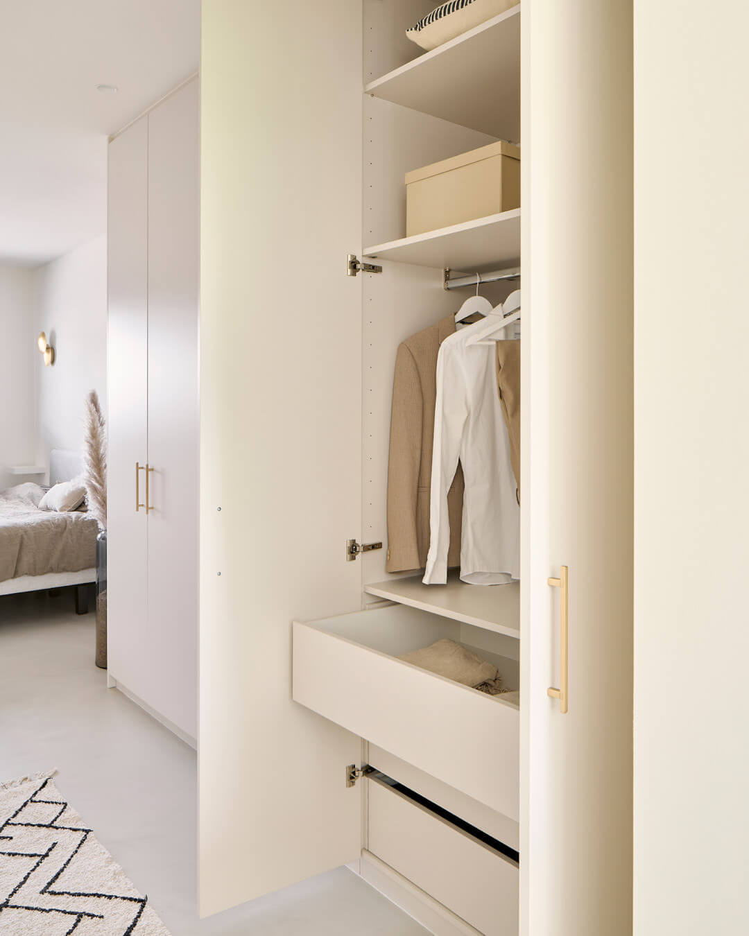 Inloopkast op maat in gebroken wit met gouden handgrepen