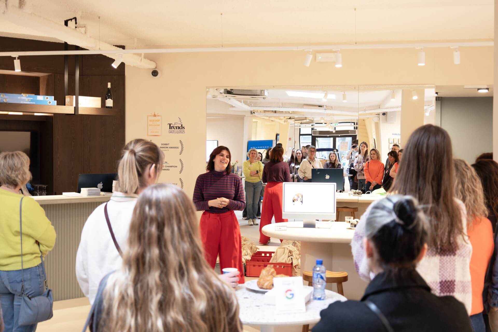 Overzichtsfoto van Kelly Claessens die uitleg geeft aan groep deelnemers
