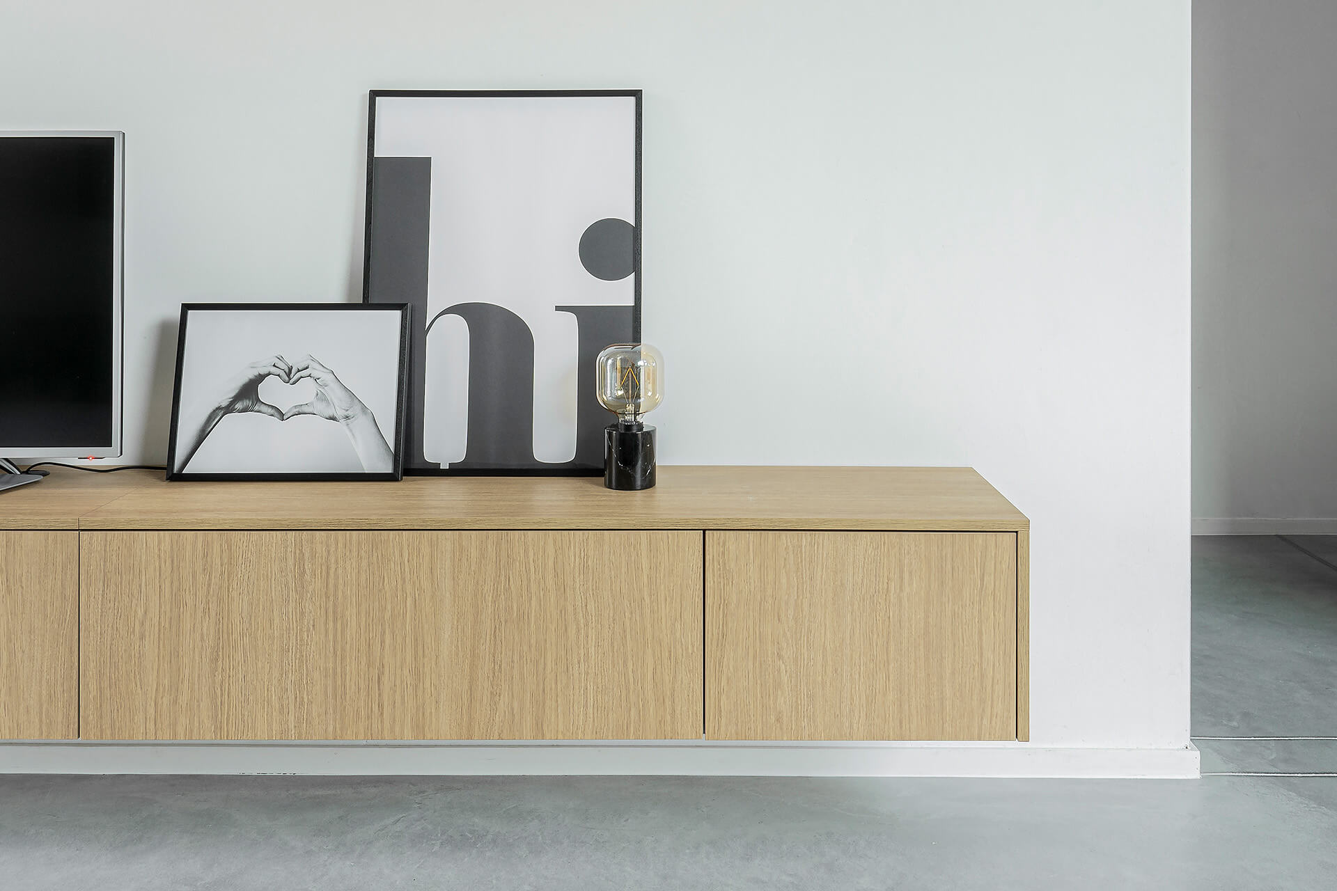 Floating TV cabinet in oak Essential Oak Natural from maatkastenonline