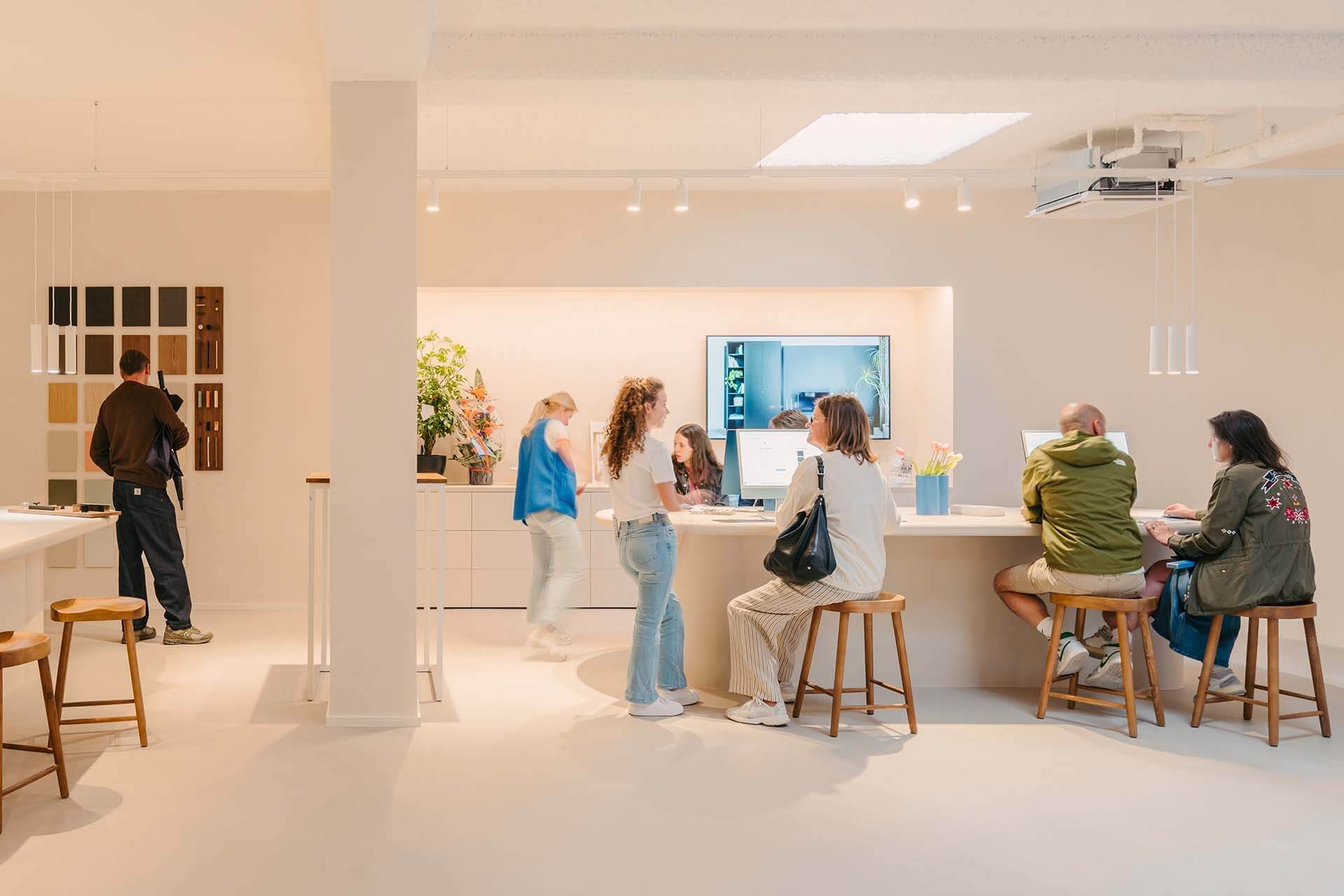 Showroom Maatkasten Online waar klanten advies krijgen
