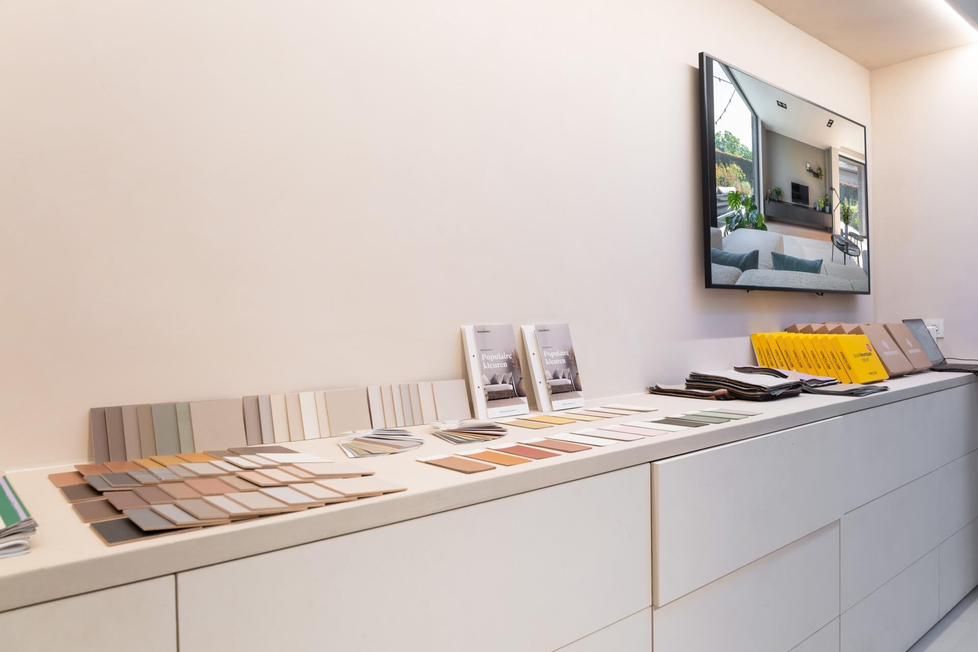 Overzicht van de stalenwand voor de deelnemers toekwamen