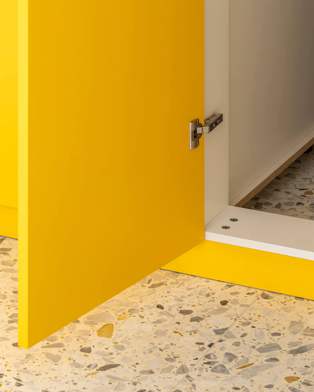 Inloopkast met technische kast in MDF geel geschilderd