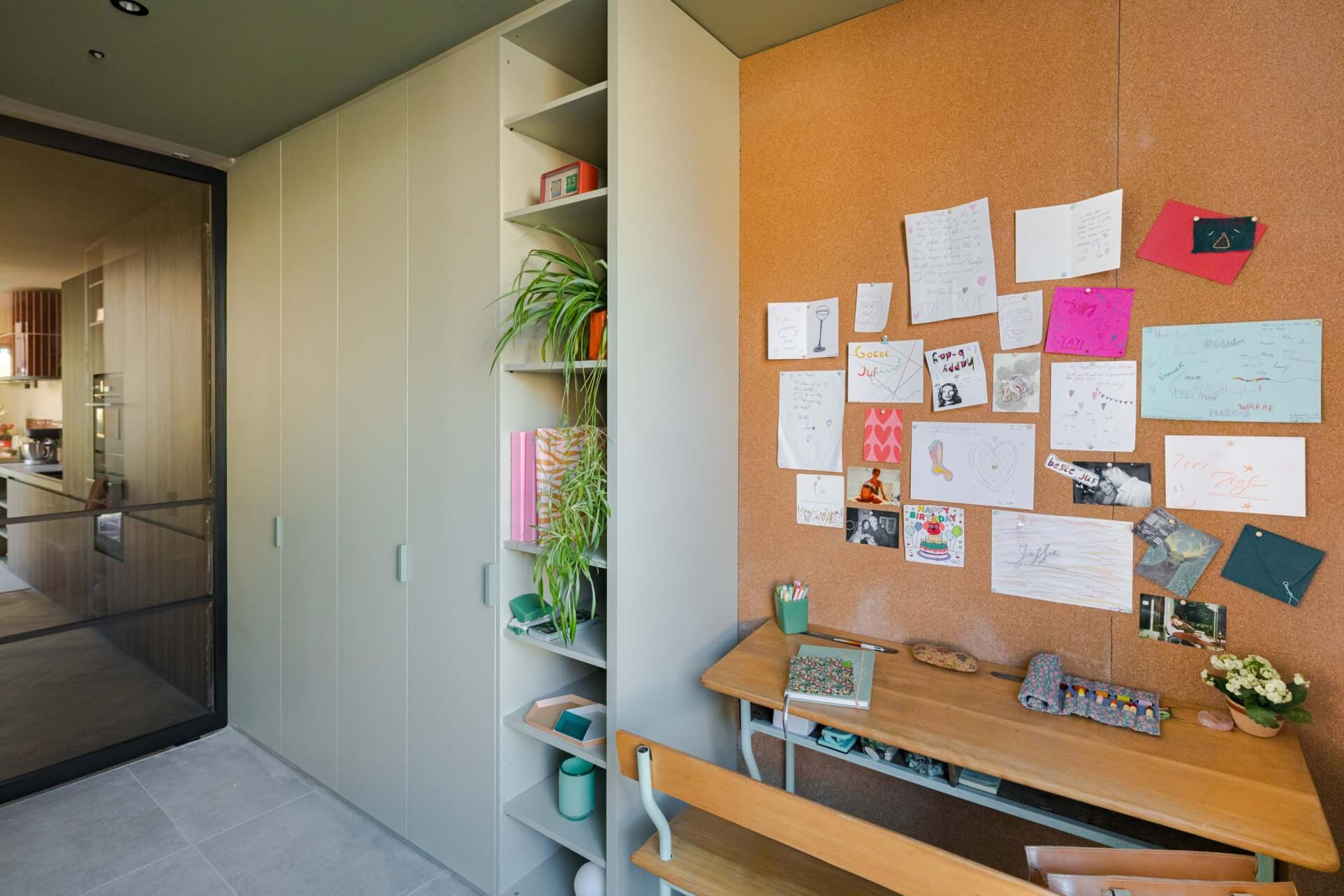 VTM programma Huis Gemaakt deelnemers Wielsbeke Industrial Green vestiairekast op maat met Tonton groene handgrepen en vintage schooltafel