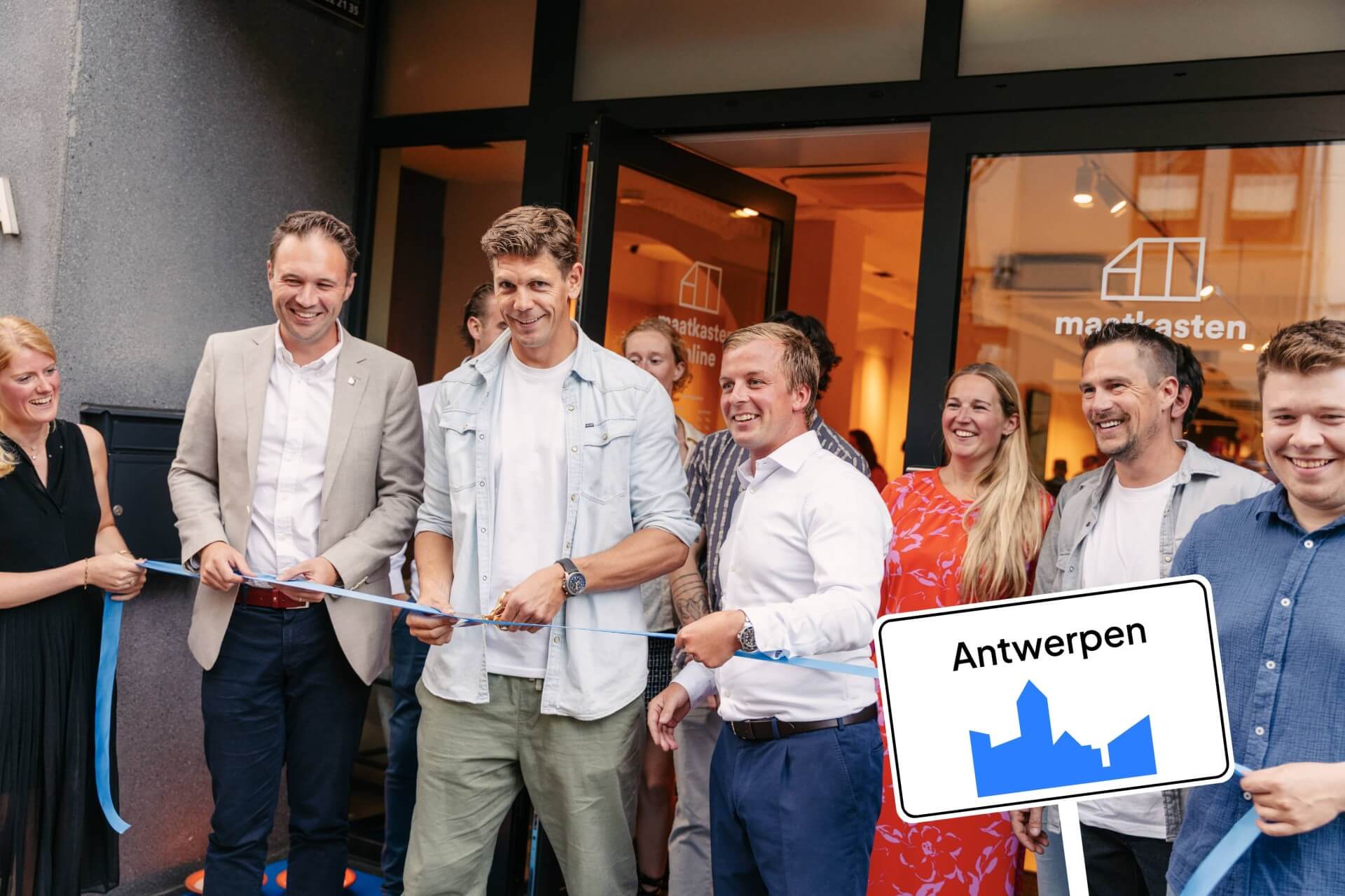 De allereerste showroom in Antwerpen waar op maat gemaakte kasten worden ontworpen met Maatkasten Online