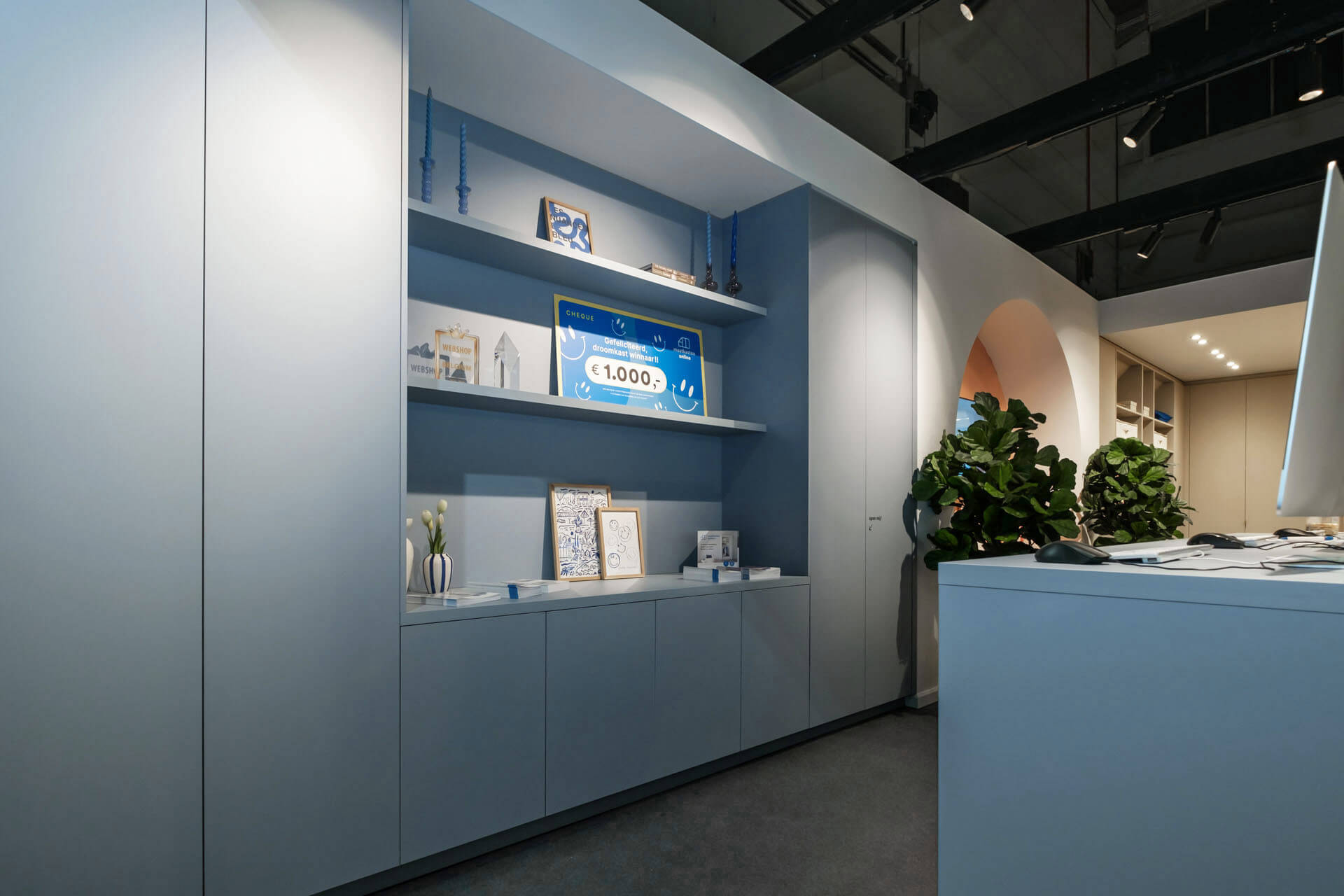 Custom wall combination cabinet in the color Silver Blue, at the BIS exhibition stand of Maatkasten Online.