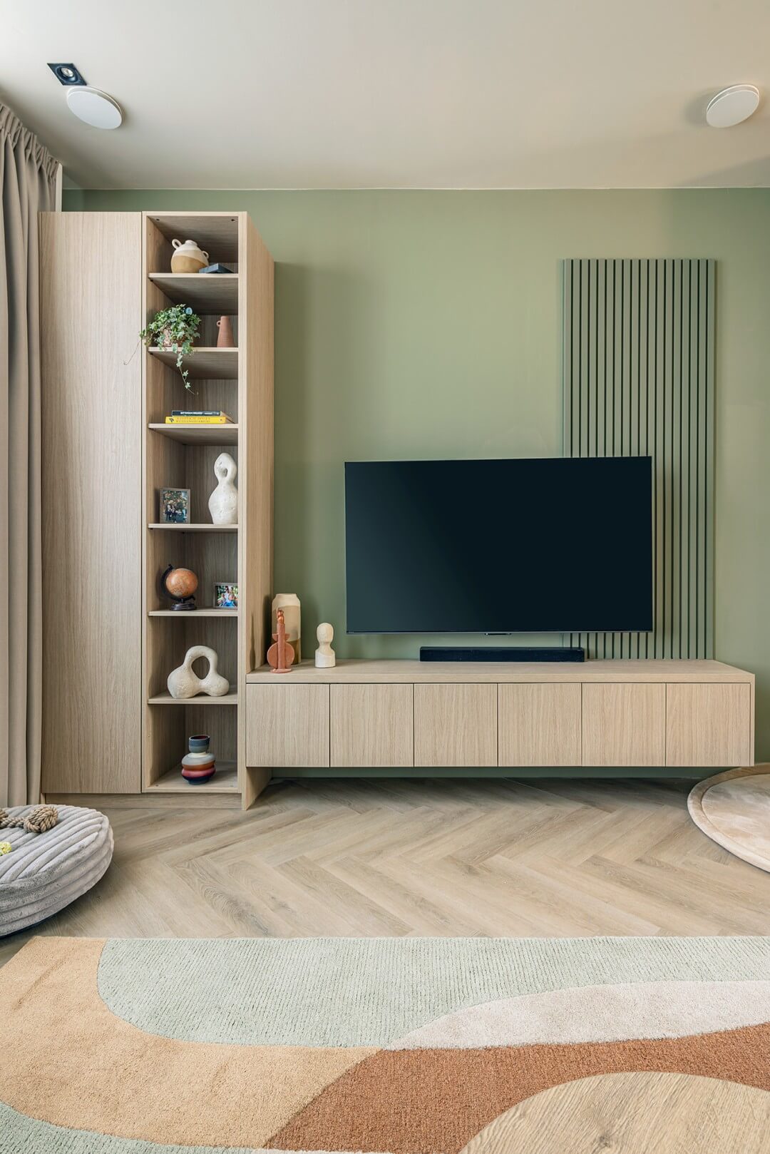 VTM programma Huis Gemaakt deelnemers Kessel zwevend tv-meubel op maat in Atlas Oak en opbergkast op maat met open kast in Atlas Oak met groene achterwand