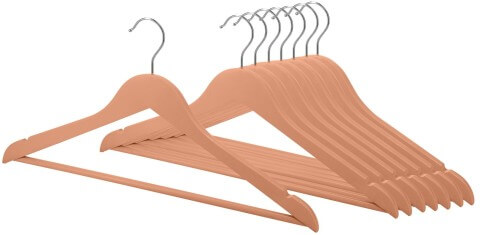 Kleerhanger in de kleur Dusty Coral in duurzaam hardhout, groep van 20 kapstokken met voorste hanger van de groep uitgelicht. 44,5 cm breed, 12 cm lang en 21 cm hoog. Uit de boetiek van Maatkasten Online.